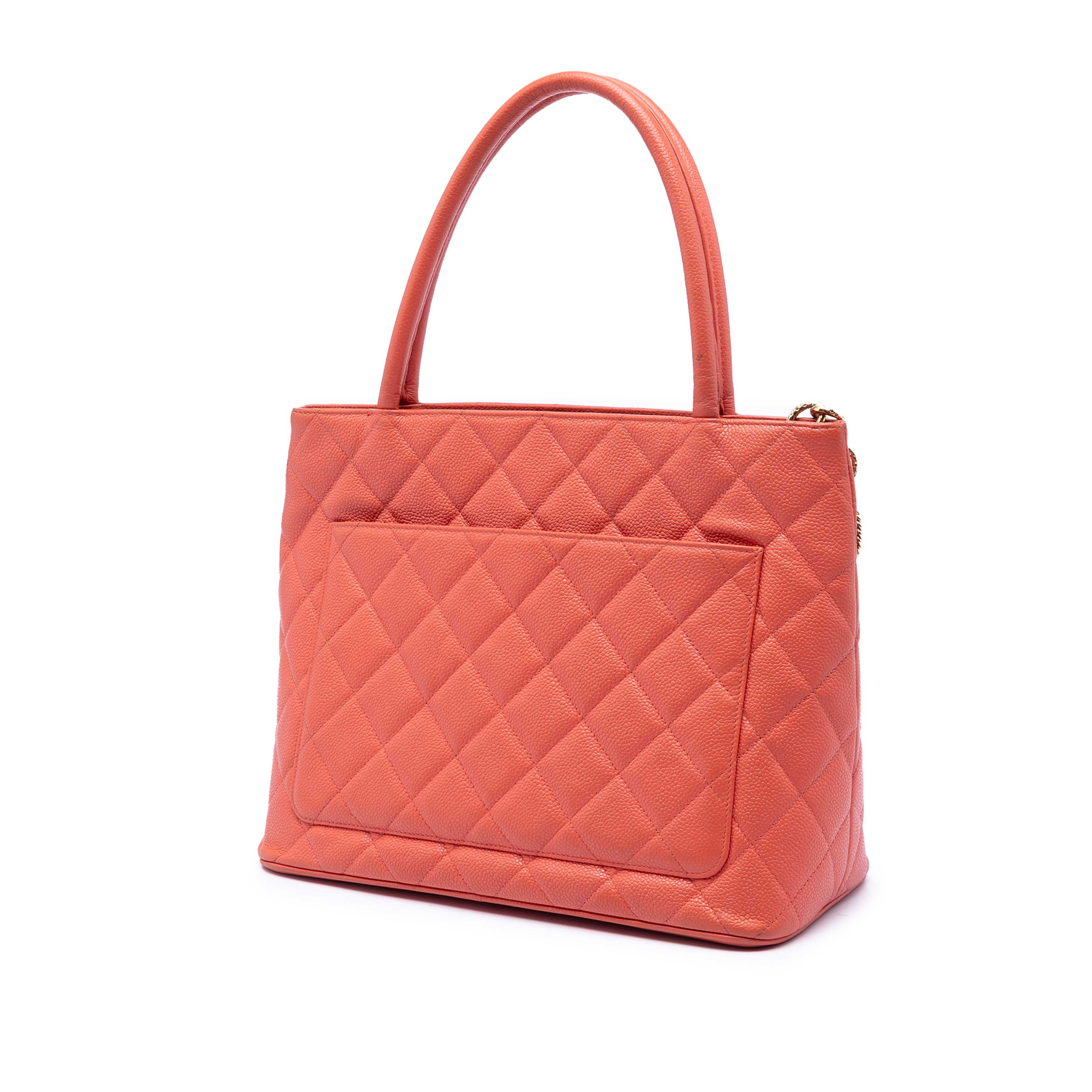 Chanel Caviar Medallion Tote, från Luxclusif, i färgen peach. Klicka för att öppna bilden i stort format