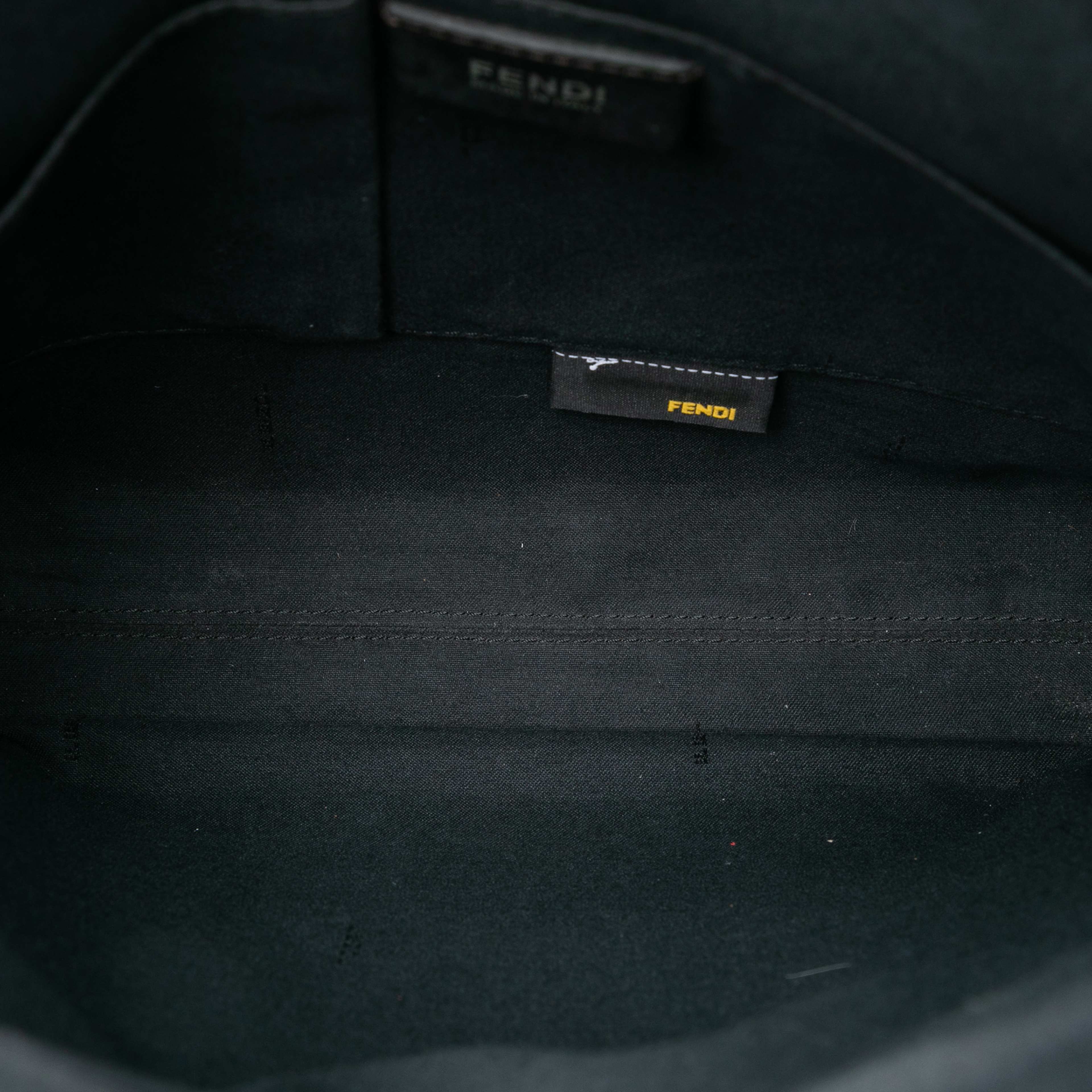 Fendi Zucca Spalmati Ombre Crossbody, från Luxclusif, i färgen brown. Klicka för att öppna bilden i stort format