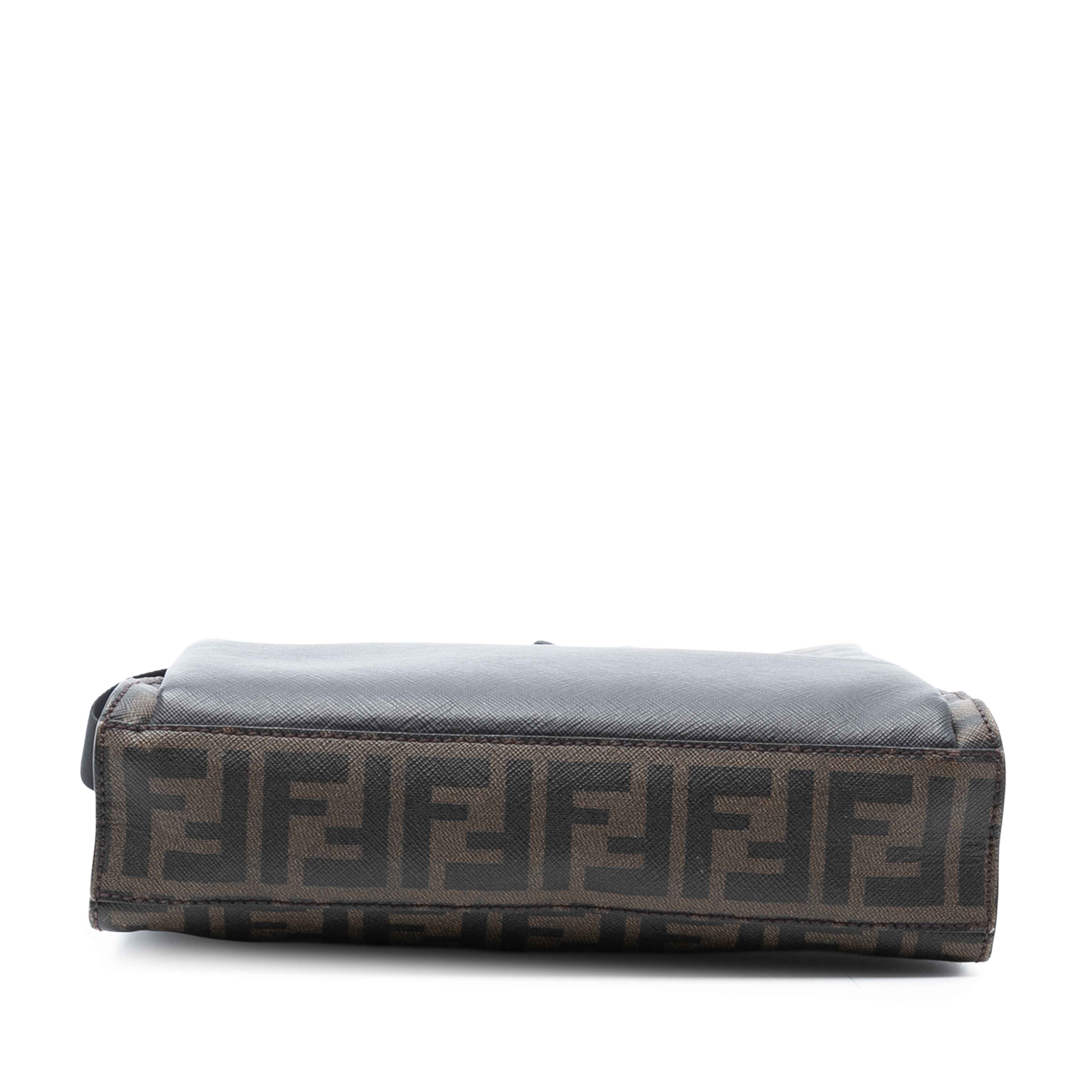 Fendi Zucca Spalmati Ombre Crossbody, från Luxclusif, i färgen brun. Klicka för att öppna bilden i stort format