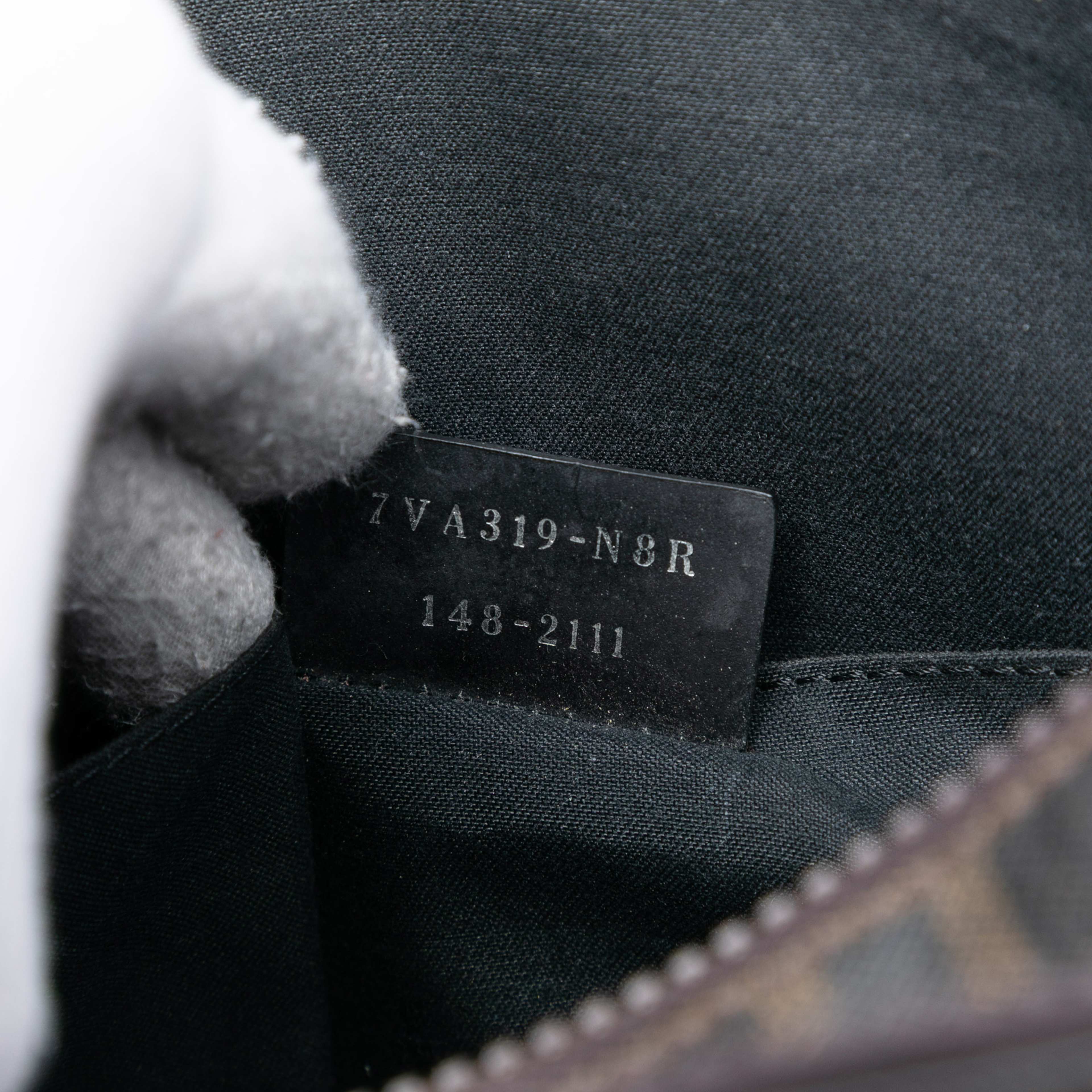 Fendi Zucca Spalmati Ombre Crossbody, från Luxclusif, i färgen brown. Klicka för att öppna bilden i stort format