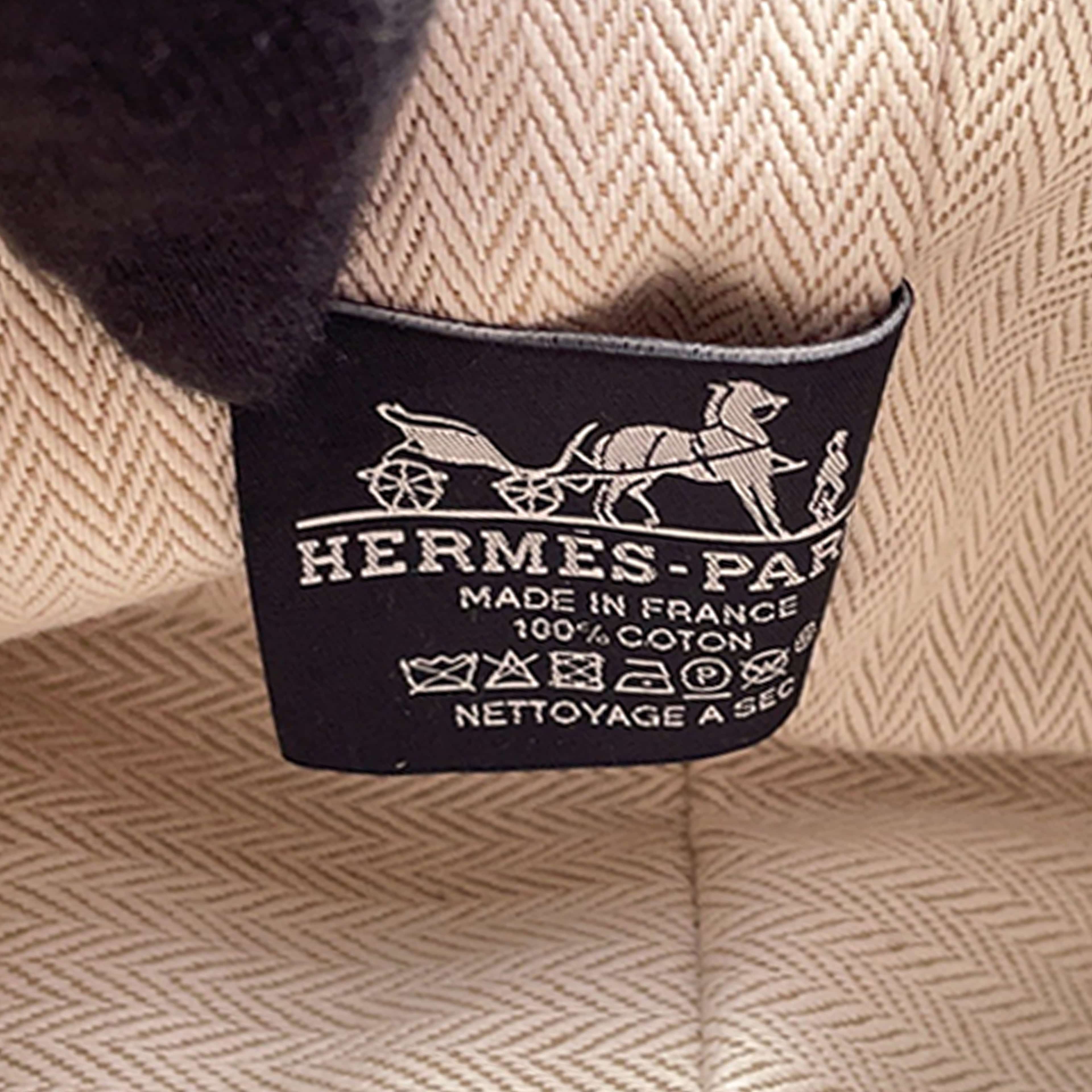 Hermès Small Toile Bride A Brac Case, från Luxclusif, i färgen hot pink. Klicka för att öppna bilden i stort format