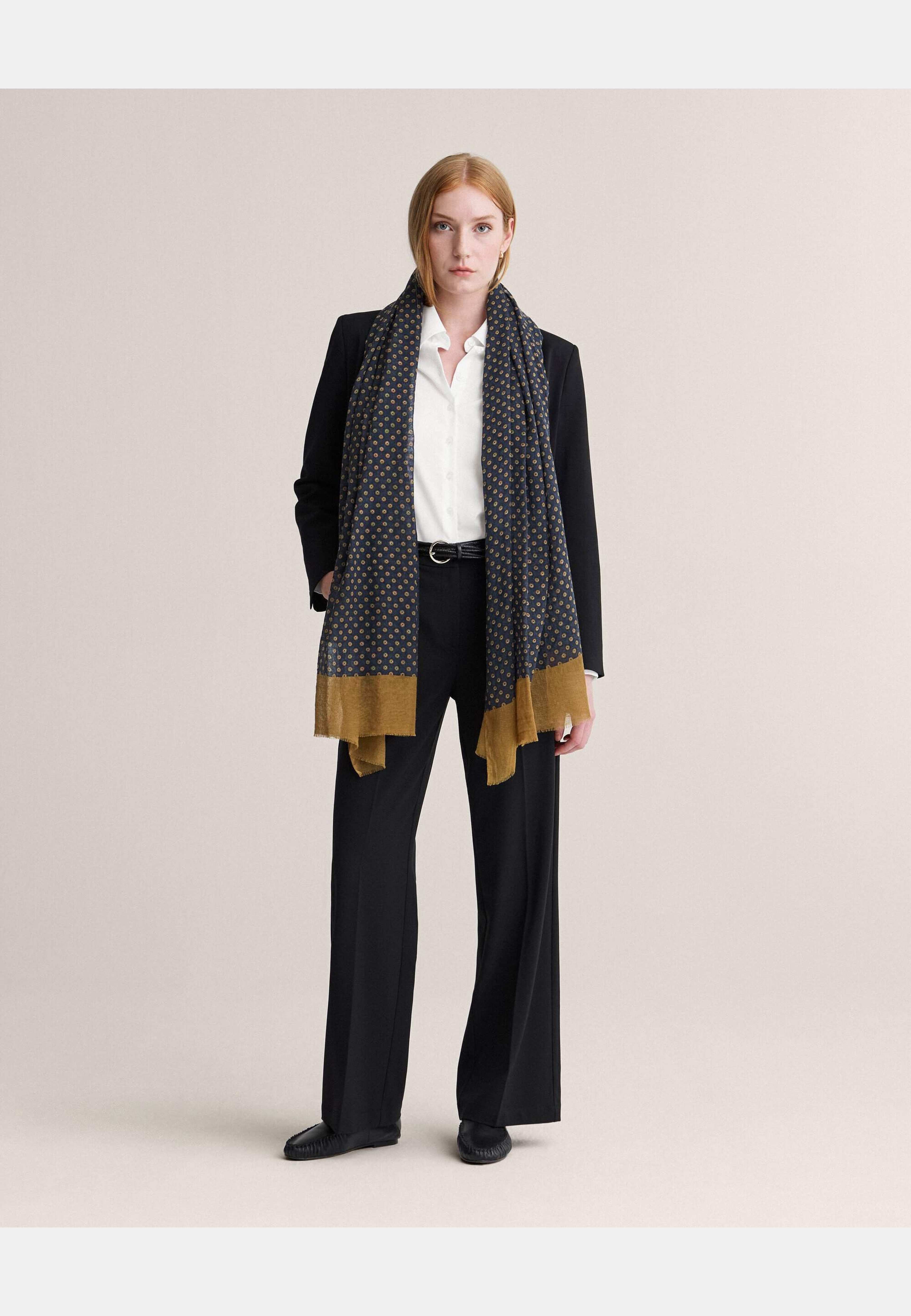 Darcy Scarf, från Newhouse, i färgen marinblå. Klicka för att öppna bilden i stort format