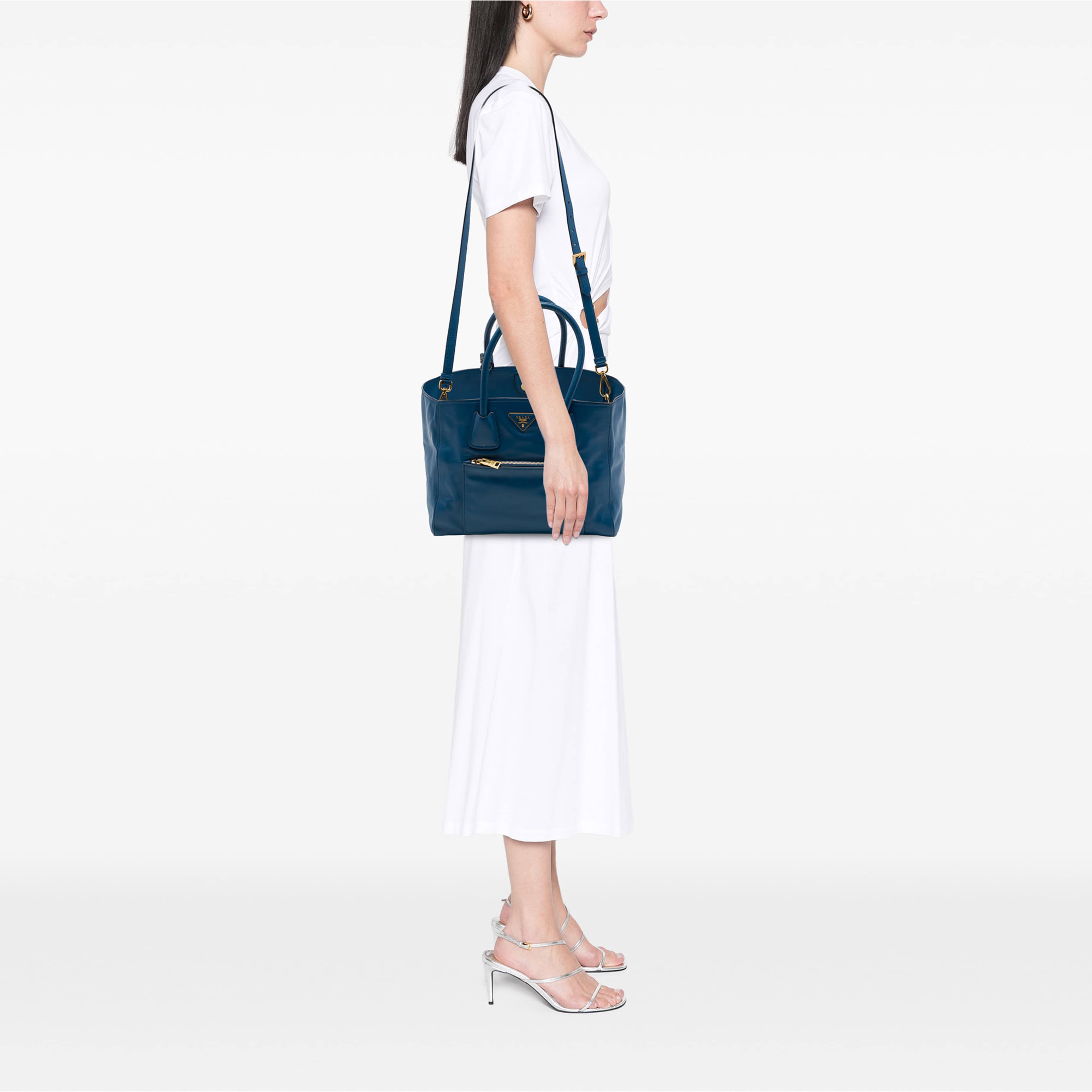 Prada Soft Calf Front Pocket Shopping Tote, från Luxclusif, i färgen blå. Klicka för att öppna bilden i stort format