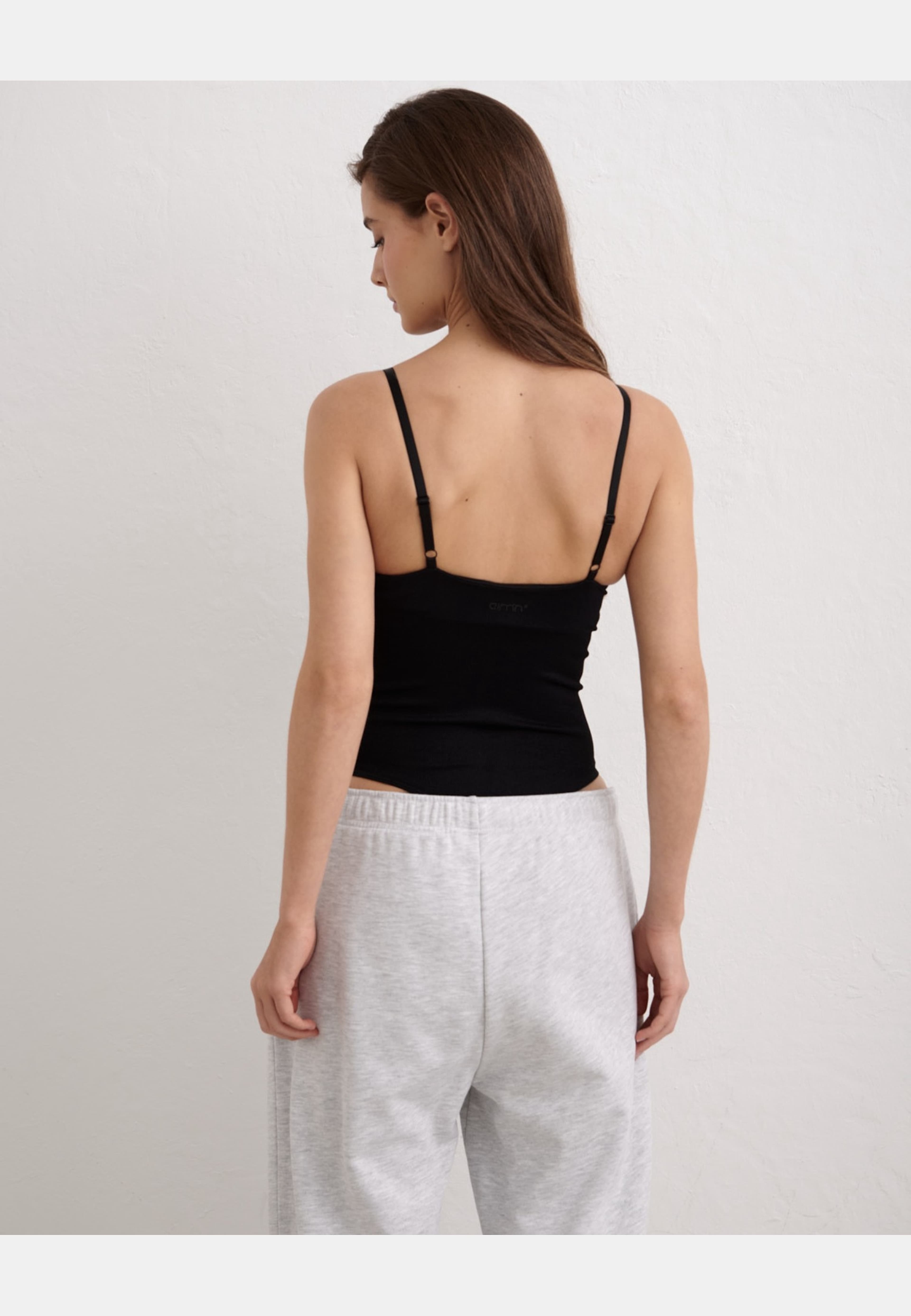 Shape Seamless Cami Bodysuit, från aim'n, i färgen black. Klicka för att öppna bilden i stort format