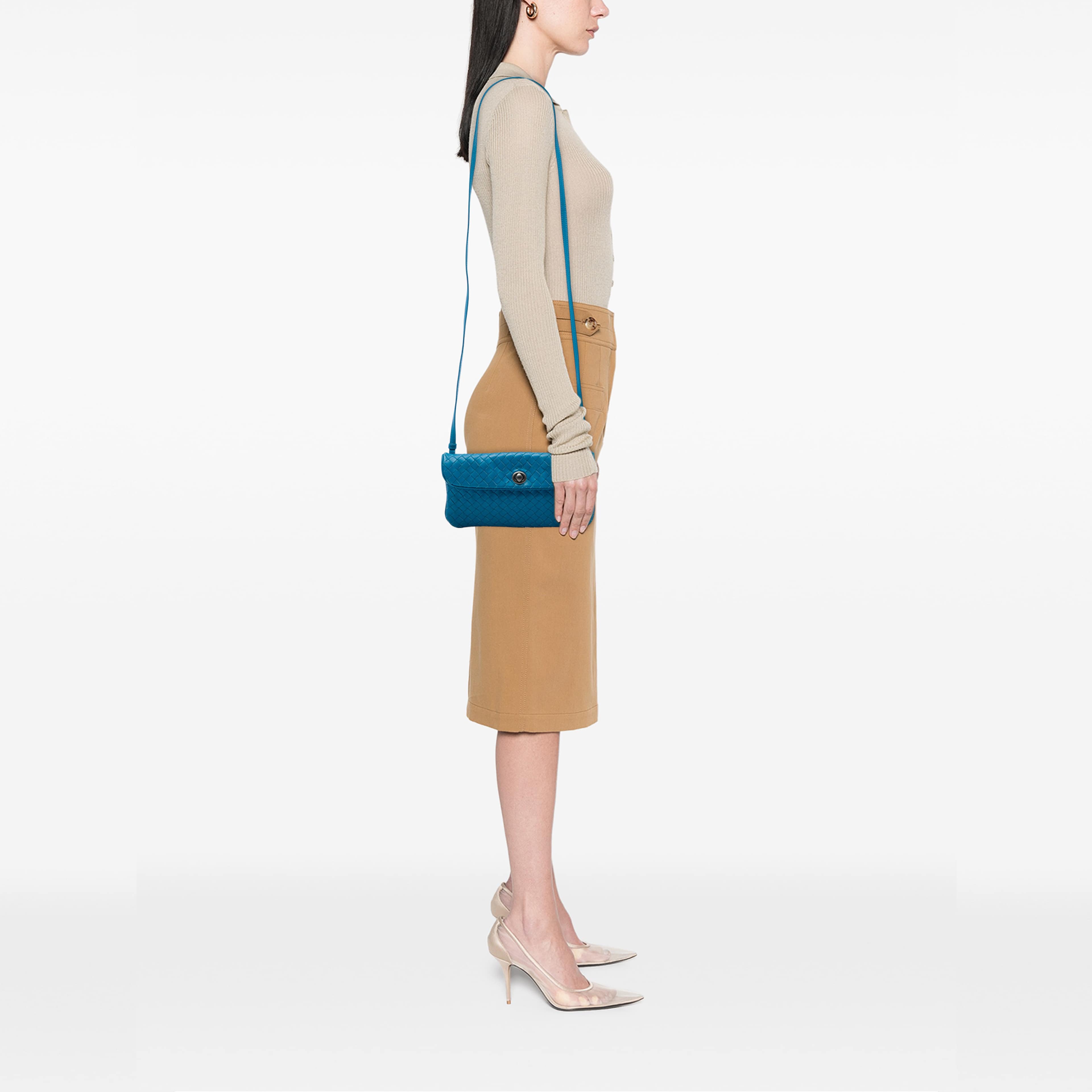 Bottega Veneta Mini Nappa Intrecciato Turn Lock Crossbody, från Luxclusif, i färgen blå. Klicka för att öppna bilden i stort format