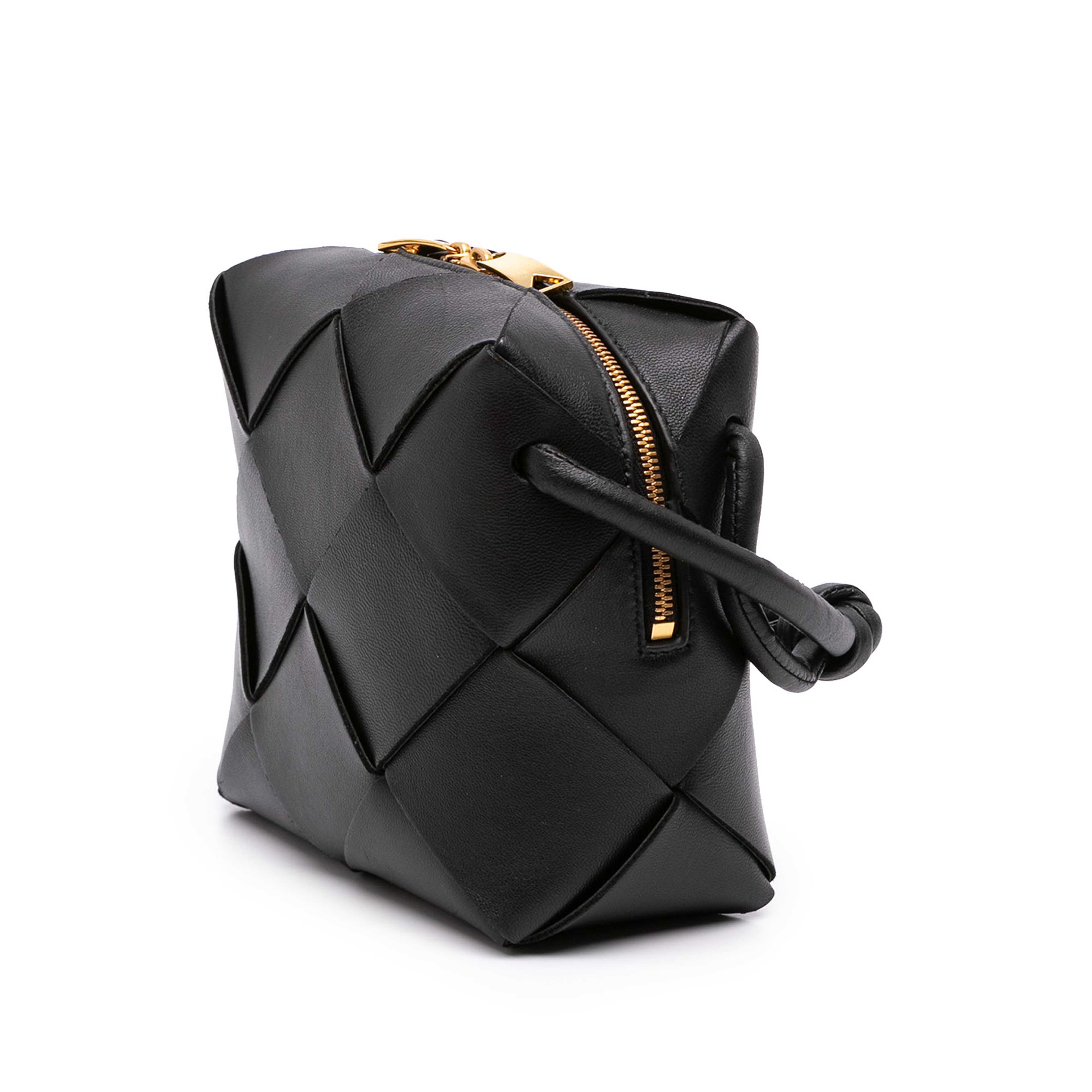 Bottega Veneta Mini Lambskin Intreccio Cassette Camera Bag, från Luxclusif, i färgen svart. Klicka för att öppna bilden i stort format