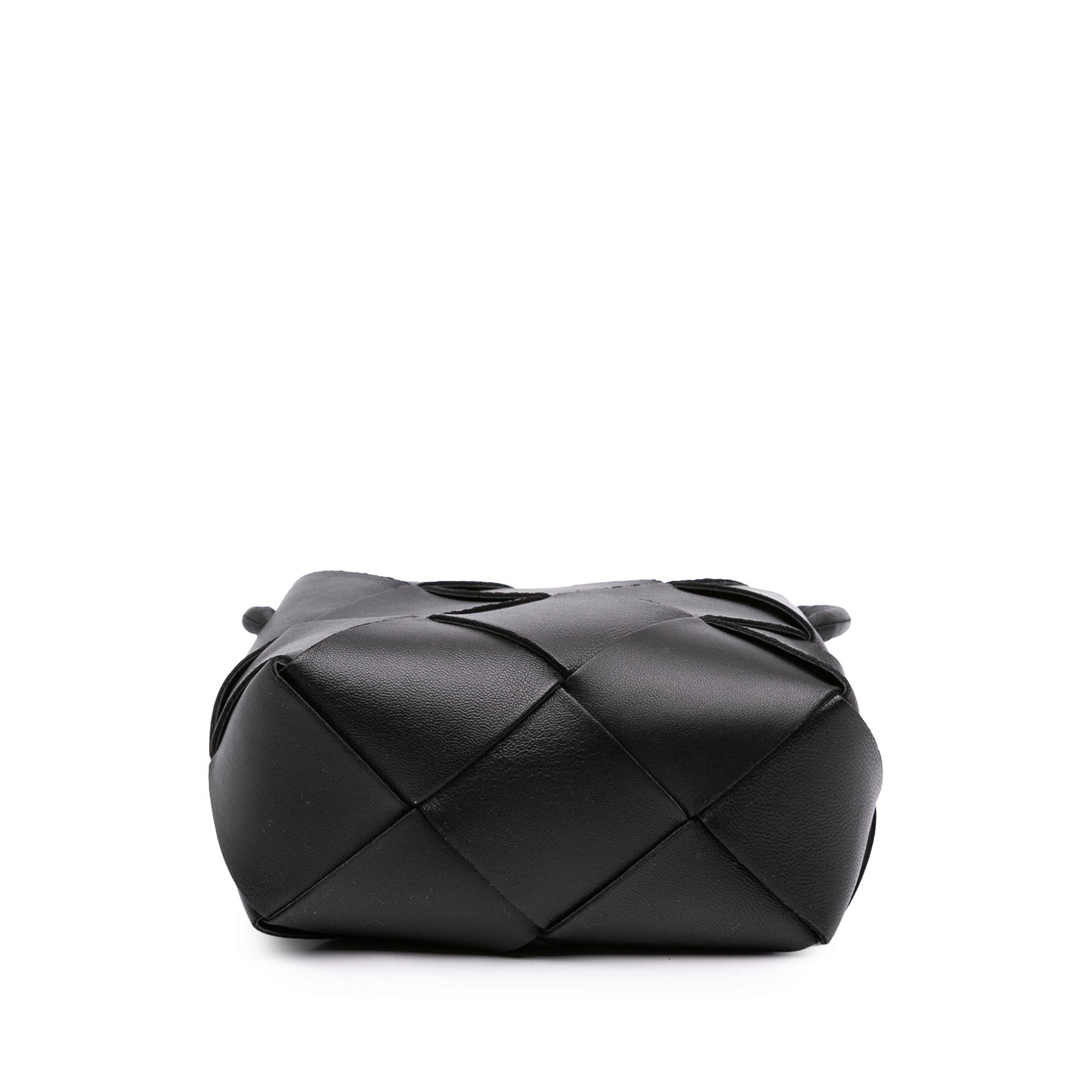 Bottega Veneta Mini Lambskin Intreccio Cassette Camera Bag, från Luxclusif, i färgen svart. Klicka för att öppna bilden i stort format