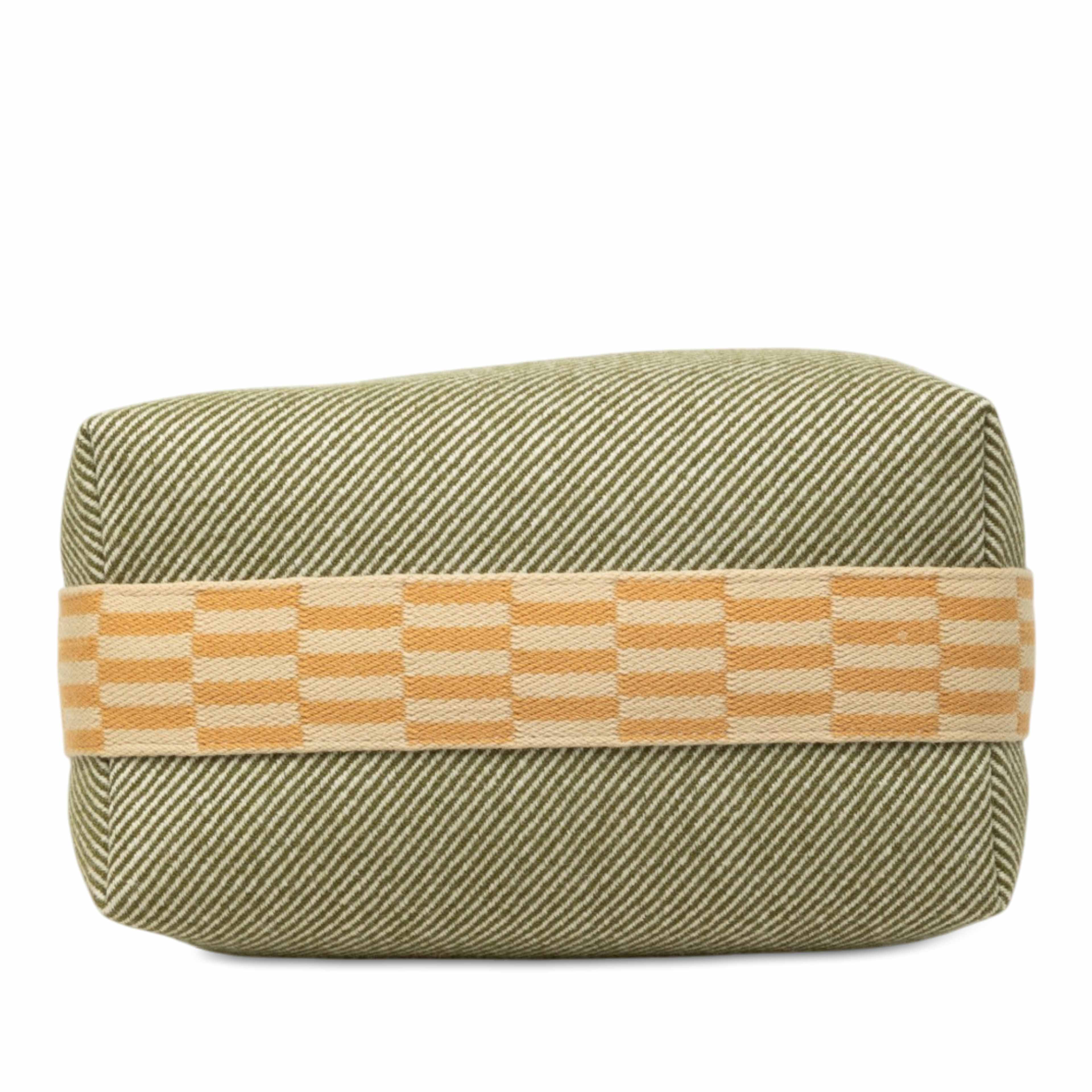 Hermès Small Wool Bride A Brac H Natte Case, från Luxclusif, i färgen grön. Klicka för att öppna bilden i stort format