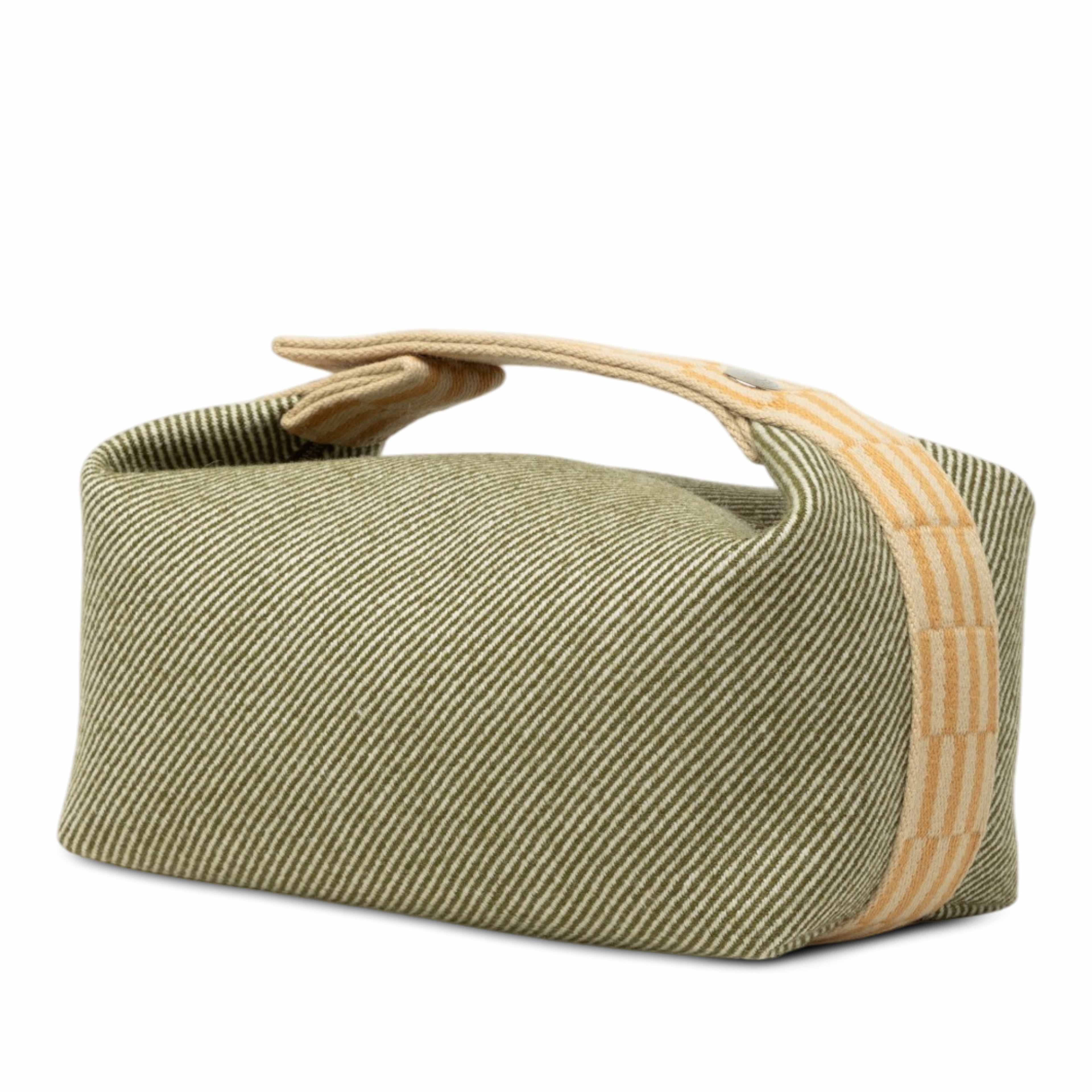 Hermès Small Wool Bride A Brac H Natte Case, från Luxclusif, i färgen grön. Klicka för att öppna bilden i stort format