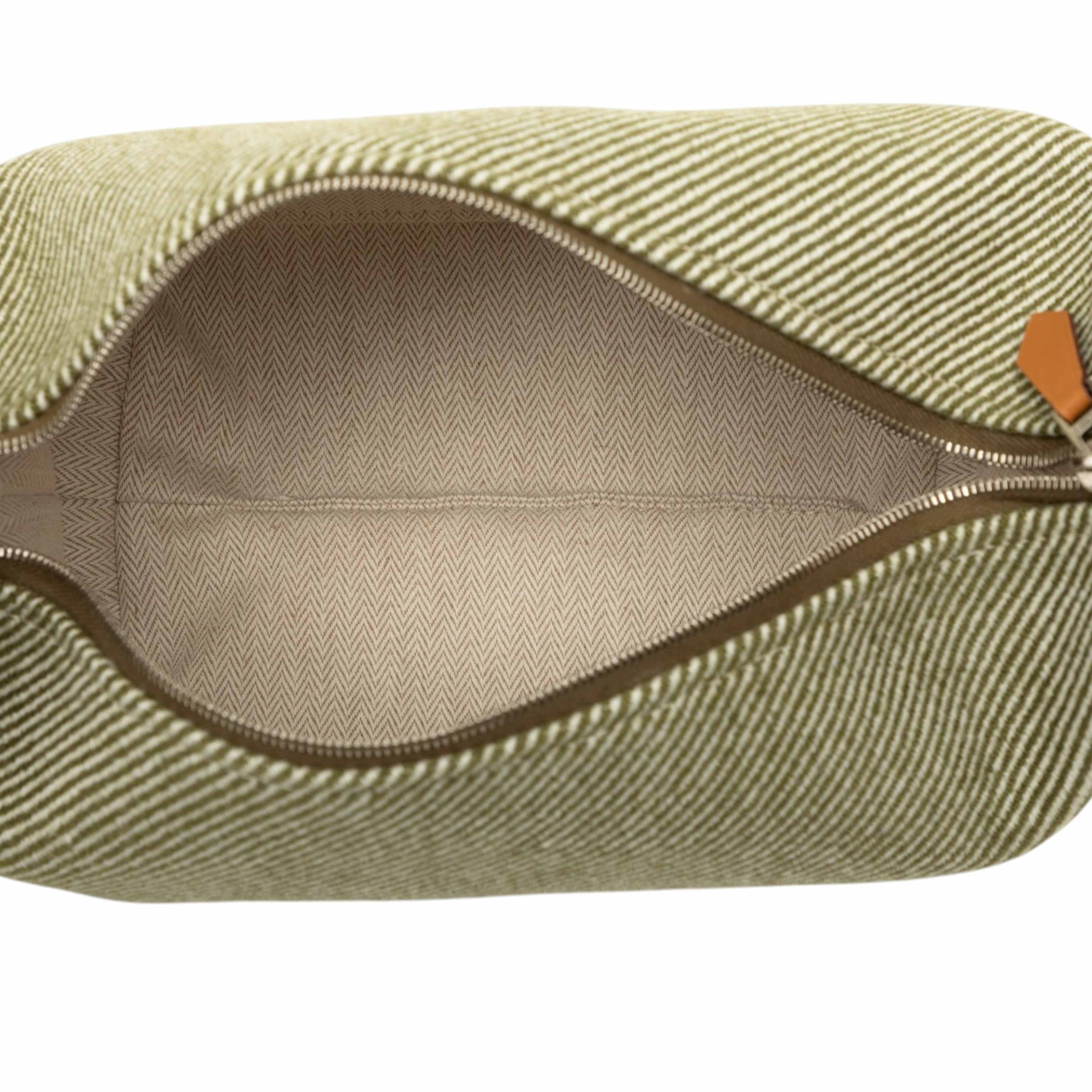 Hermès Small Wool Bride A Brac H Natte Case, från Luxclusif, i färgen grön. Klicka för att öppna bilden i stort format