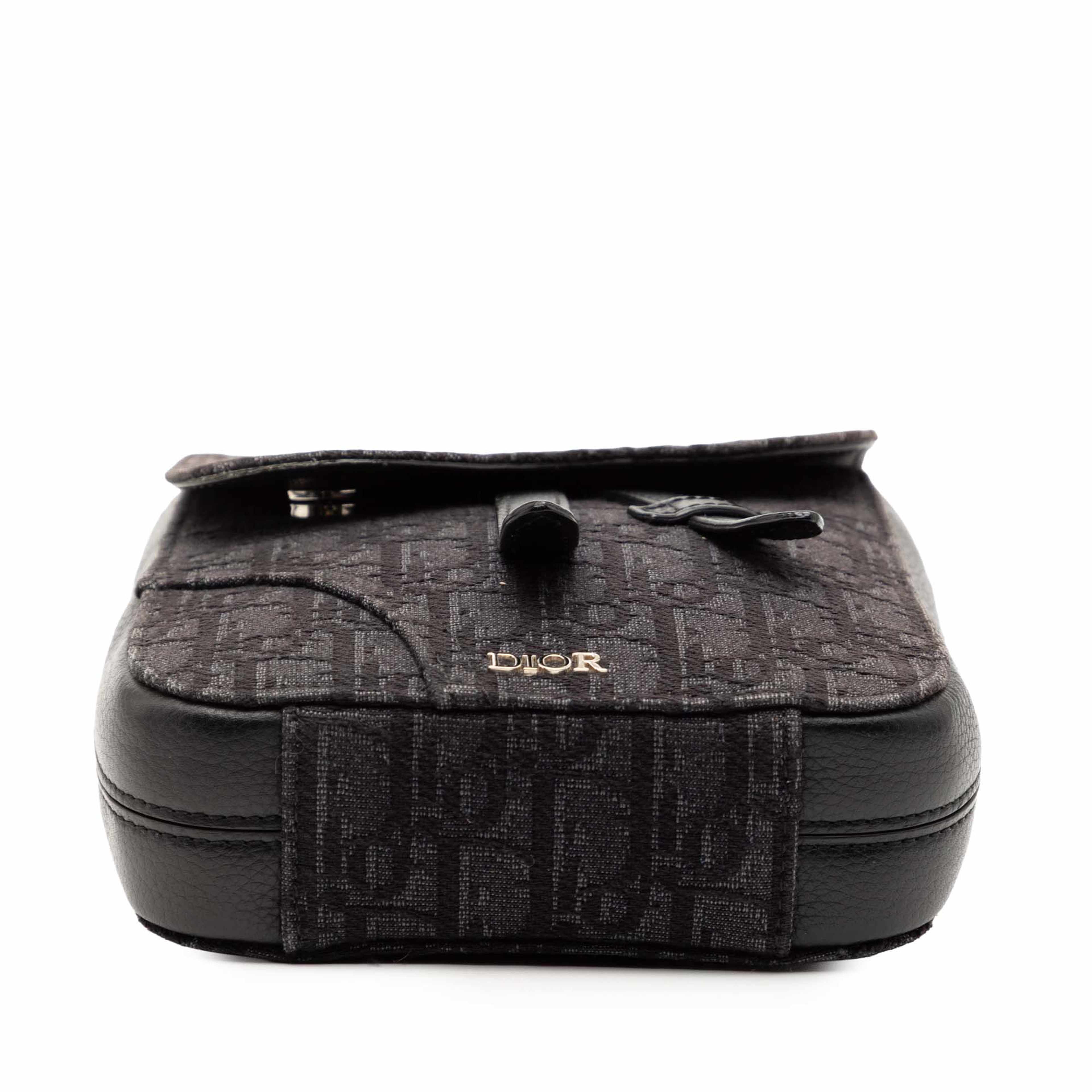 Dior Oblique Canvas Saddle Pouch Crossbody, från Luxclusif, i färgen dark brown. Klicka för att öppna bilden i stort format