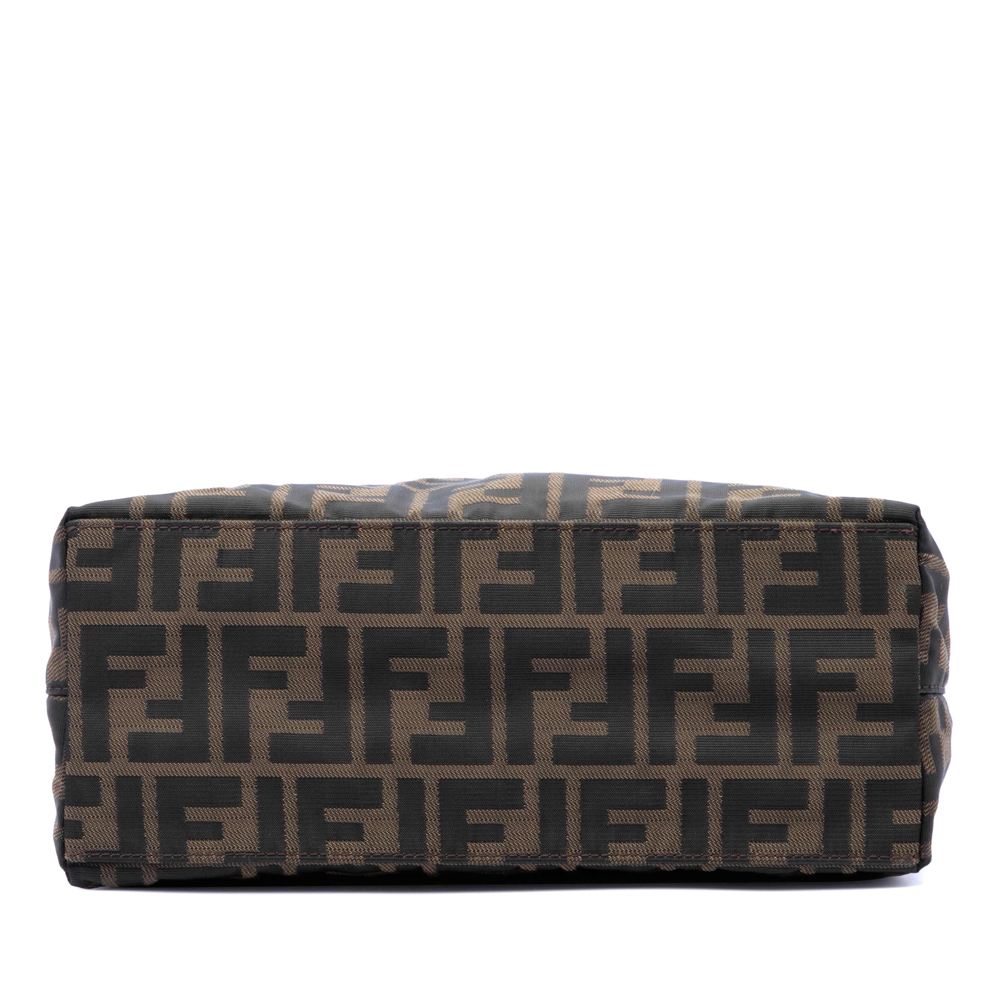 Fendi Zucca Canvas Tote, från Luxclusif, i färgen brown. Klicka för att öppna bilden i stort format
