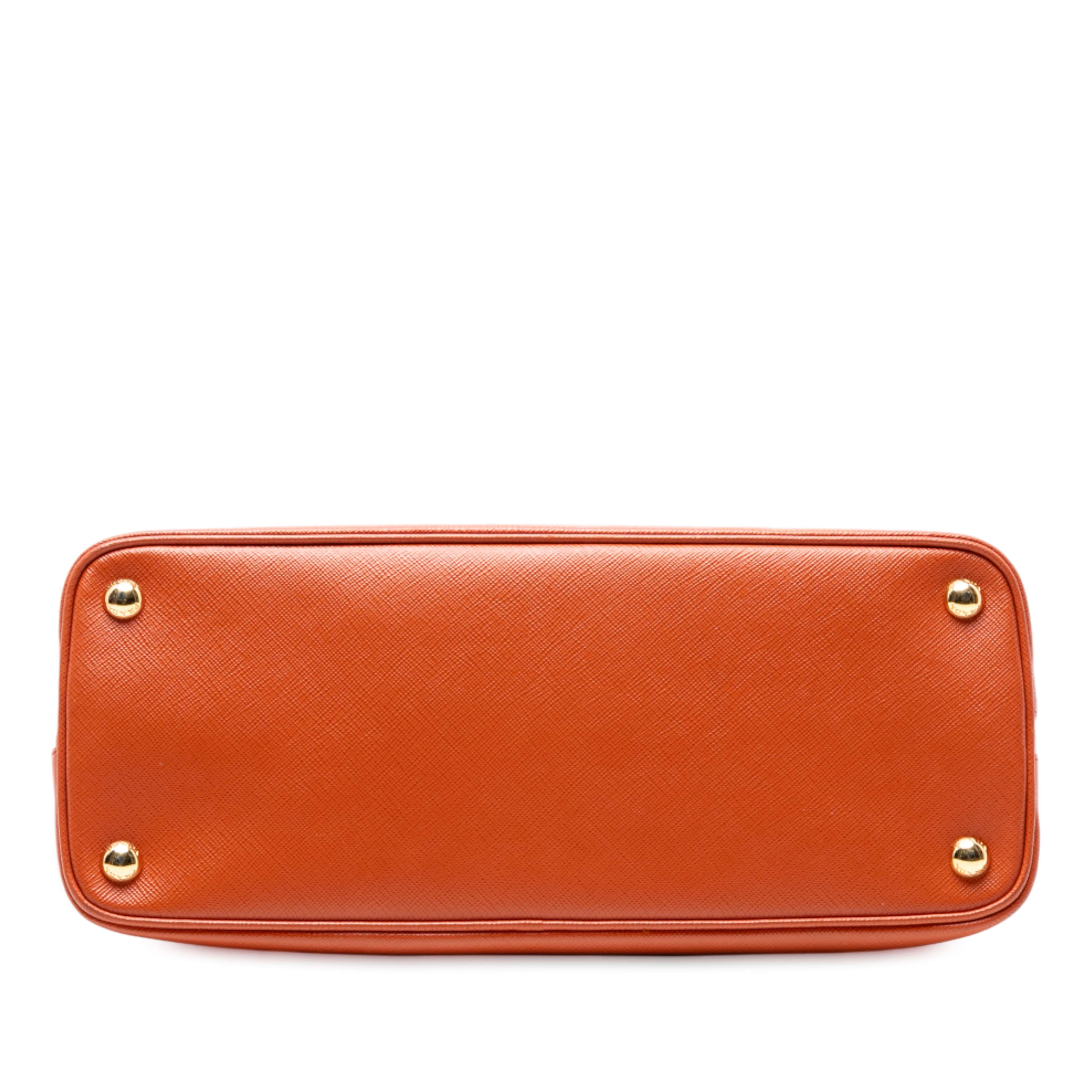 Prada Medium Saffiano Lux Promenade Satchel, från Luxclusif, i färgen orange. Klicka för att öppna bilden i stort format