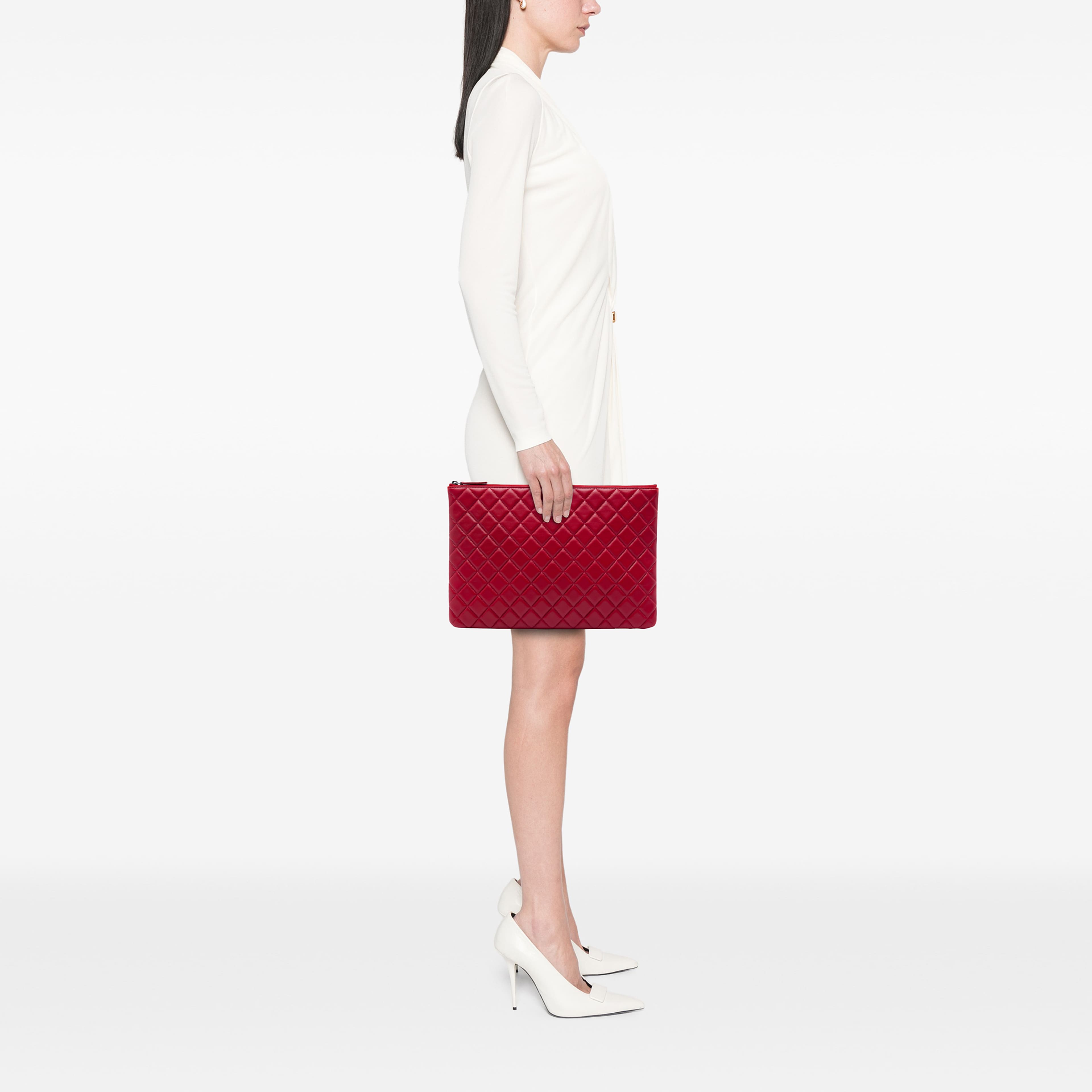 Chanel Large Quilted Lambskin O Case Clutch, från Luxclusif, i färgen röd. Klicka för att öppna bilden i stort format