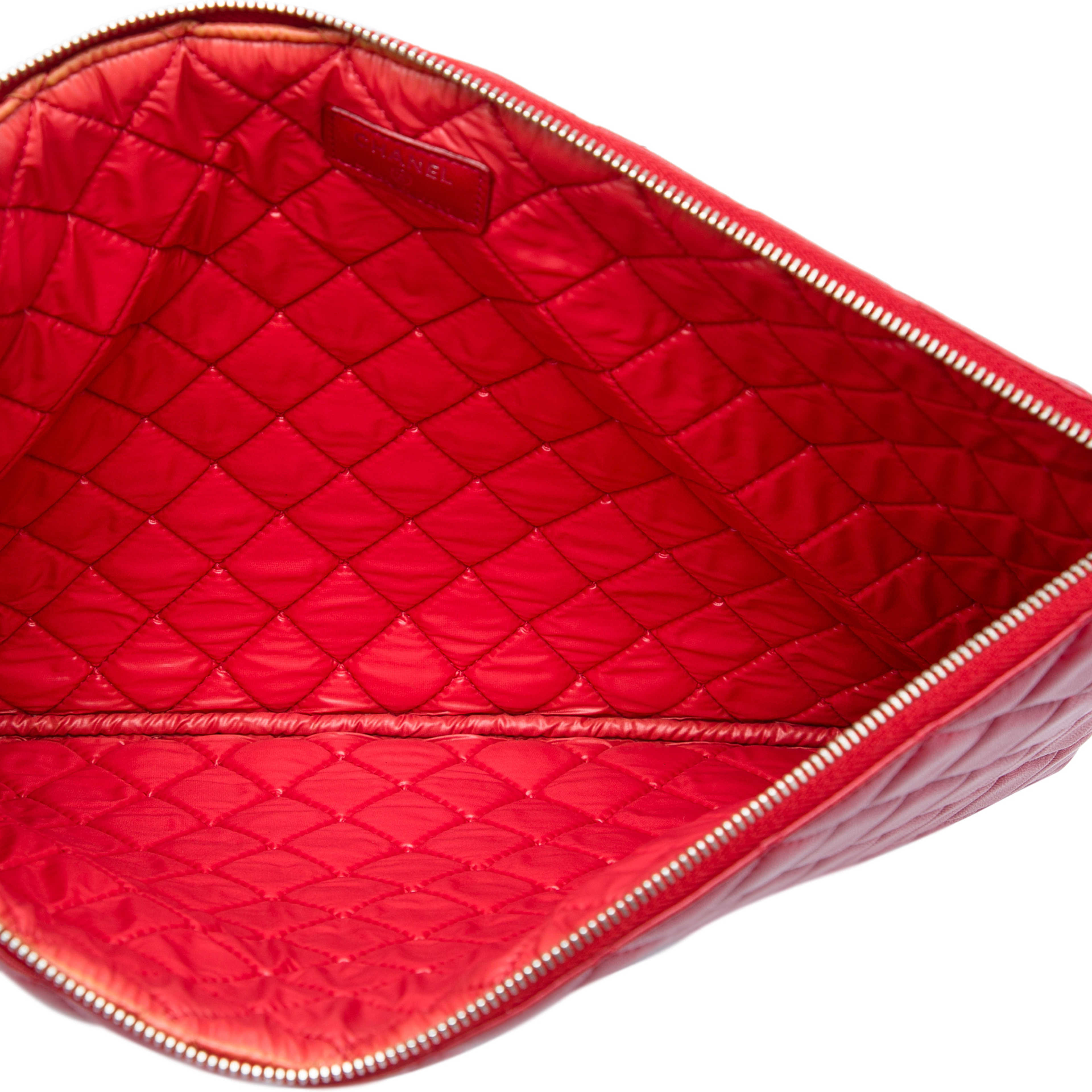 Chanel Large Quilted Lambskin O Case Clutch, från Luxclusif, i färgen röd. Klicka för att öppna bilden i stort format