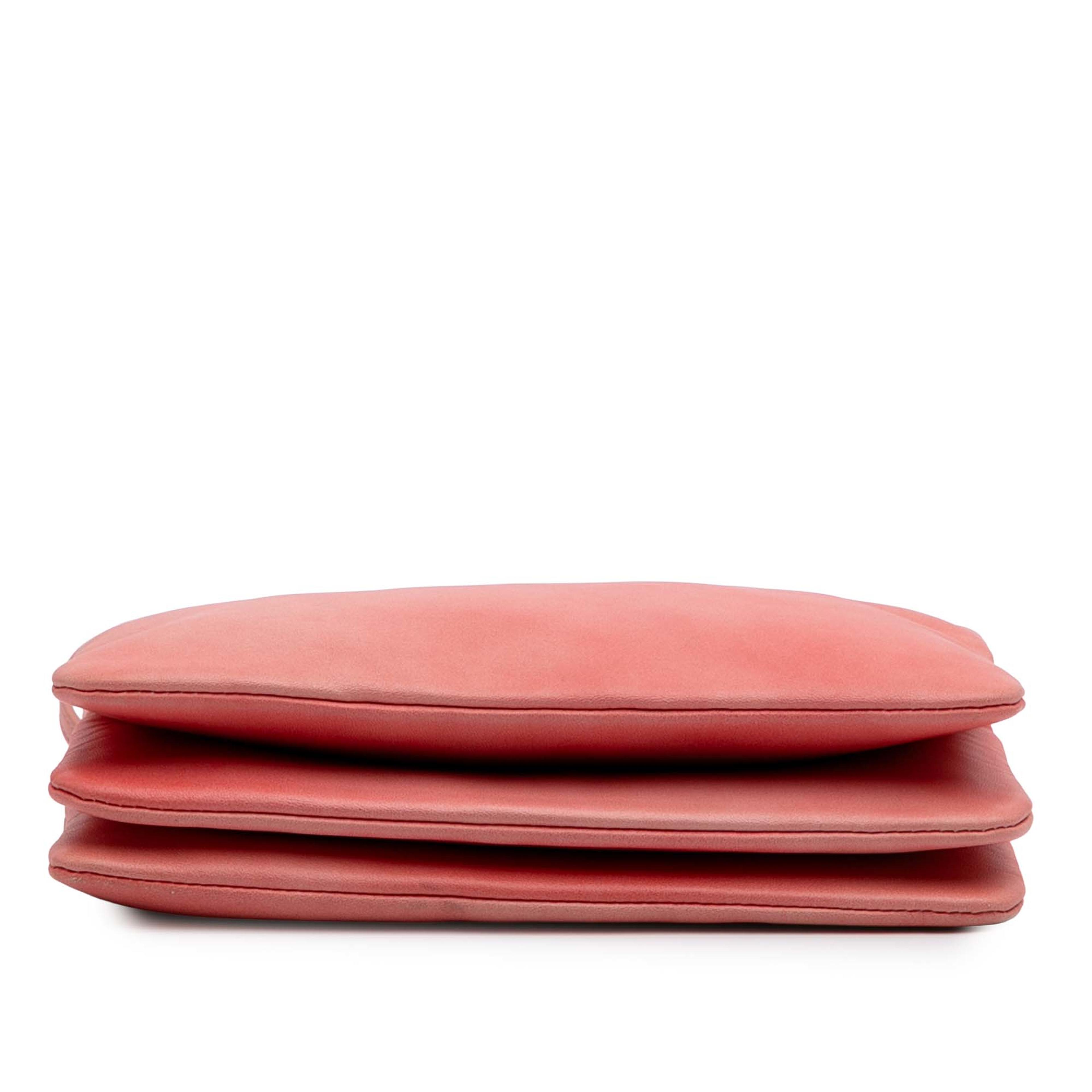 Celine Small Lambskin Trio Crossbody, från Luxclusif, i färgen rosa. Klicka för att öppna bilden i stort format