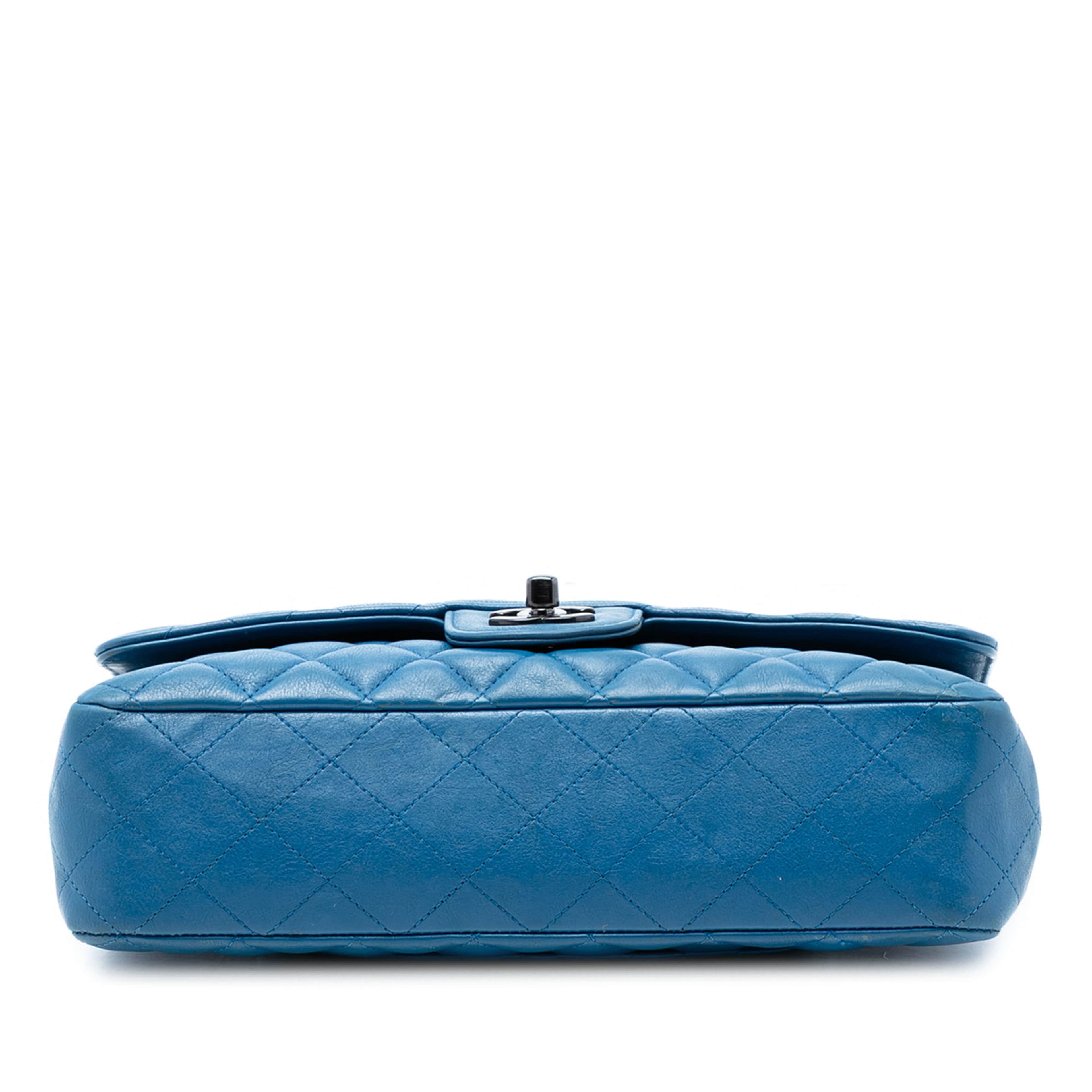 Chanel Medium Classic Calfskin Double Flap, från Luxclusif, i färgen blå. Klicka för att öppna bilden i stort format