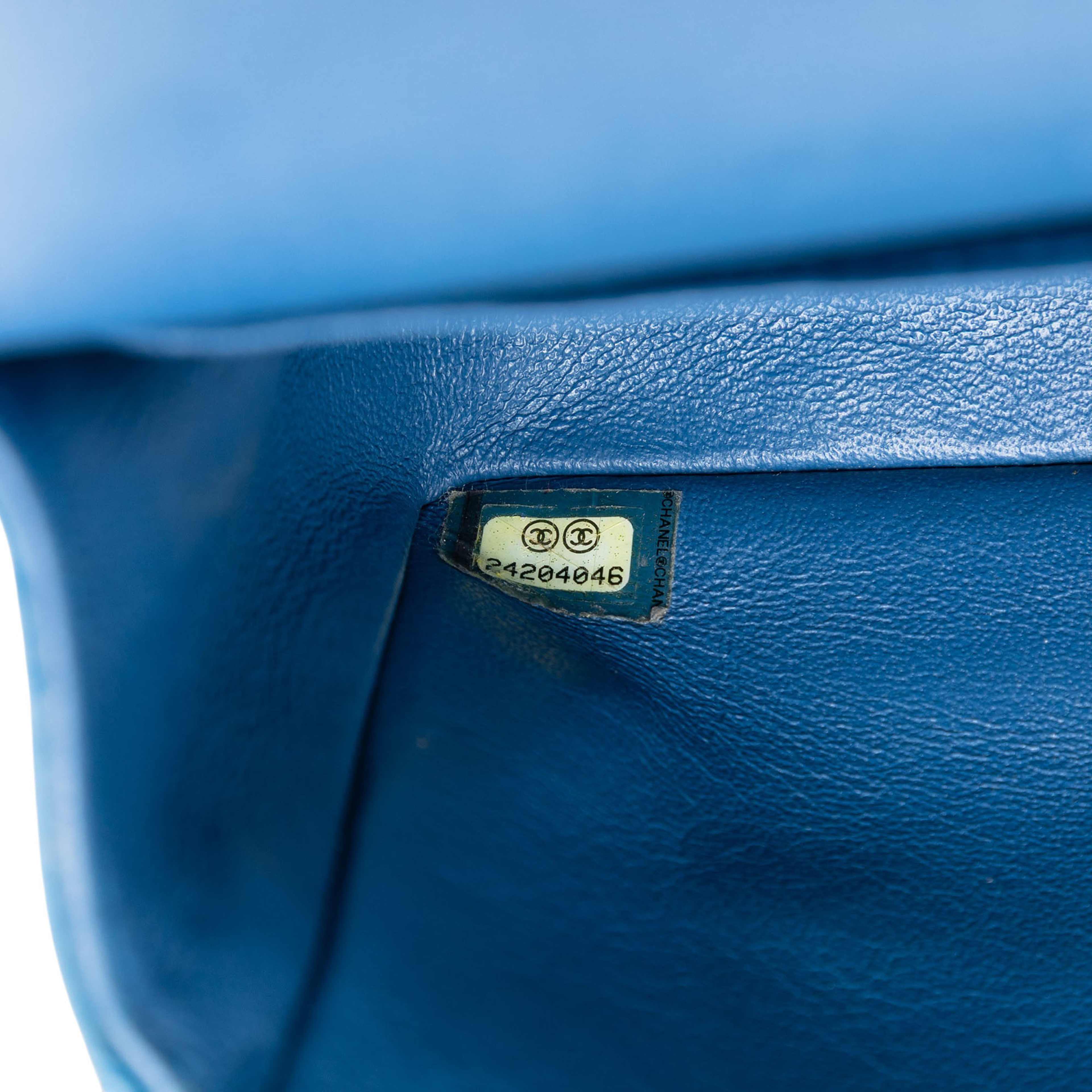 Chanel Medium Classic Calfskin Double Flap, från Luxclusif, i färgen blue. Klicka för att öppna bilden i stort format