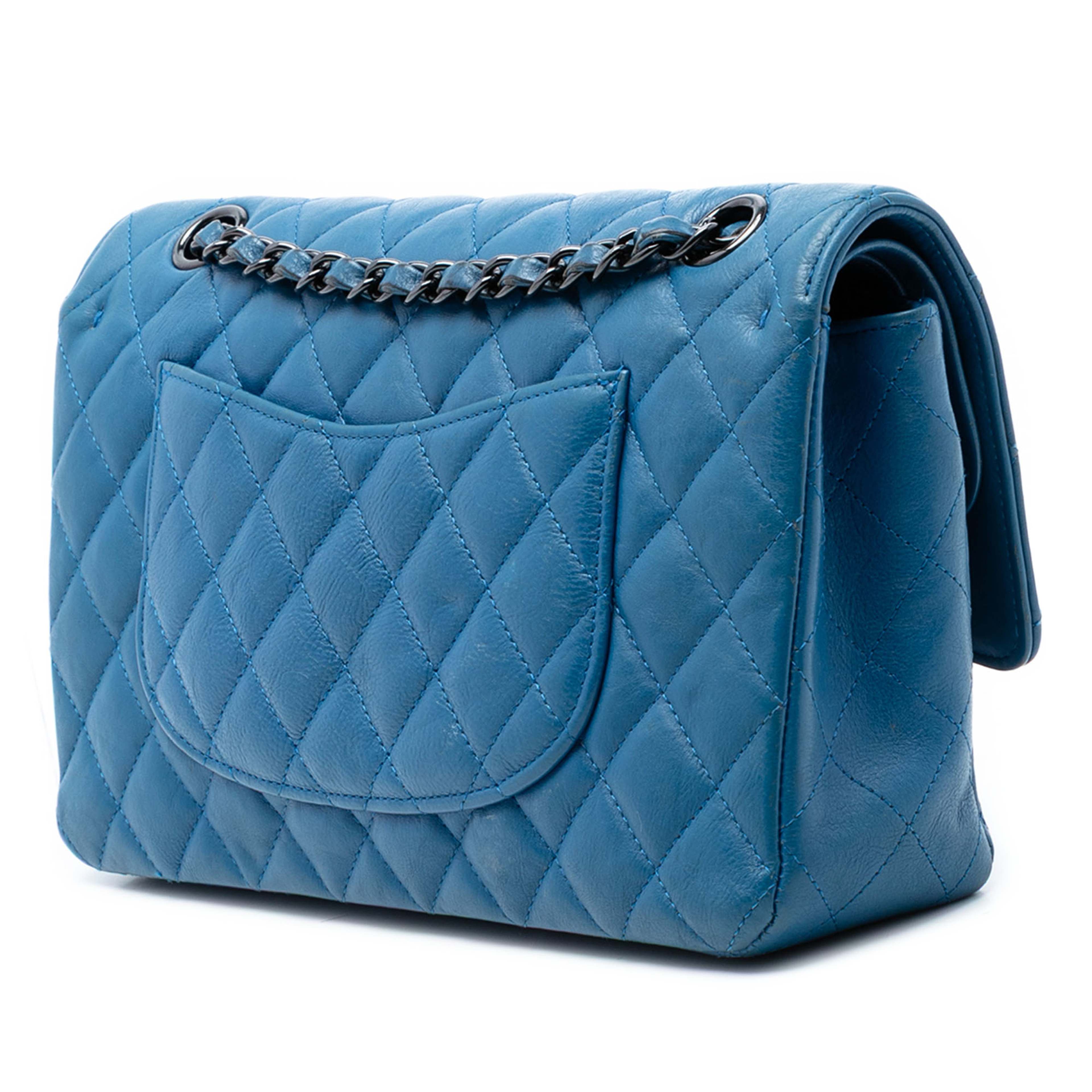Chanel Medium Classic Calfskin Double Flap, från Luxclusif, i färgen blue. Klicka för att öppna bilden i stort format