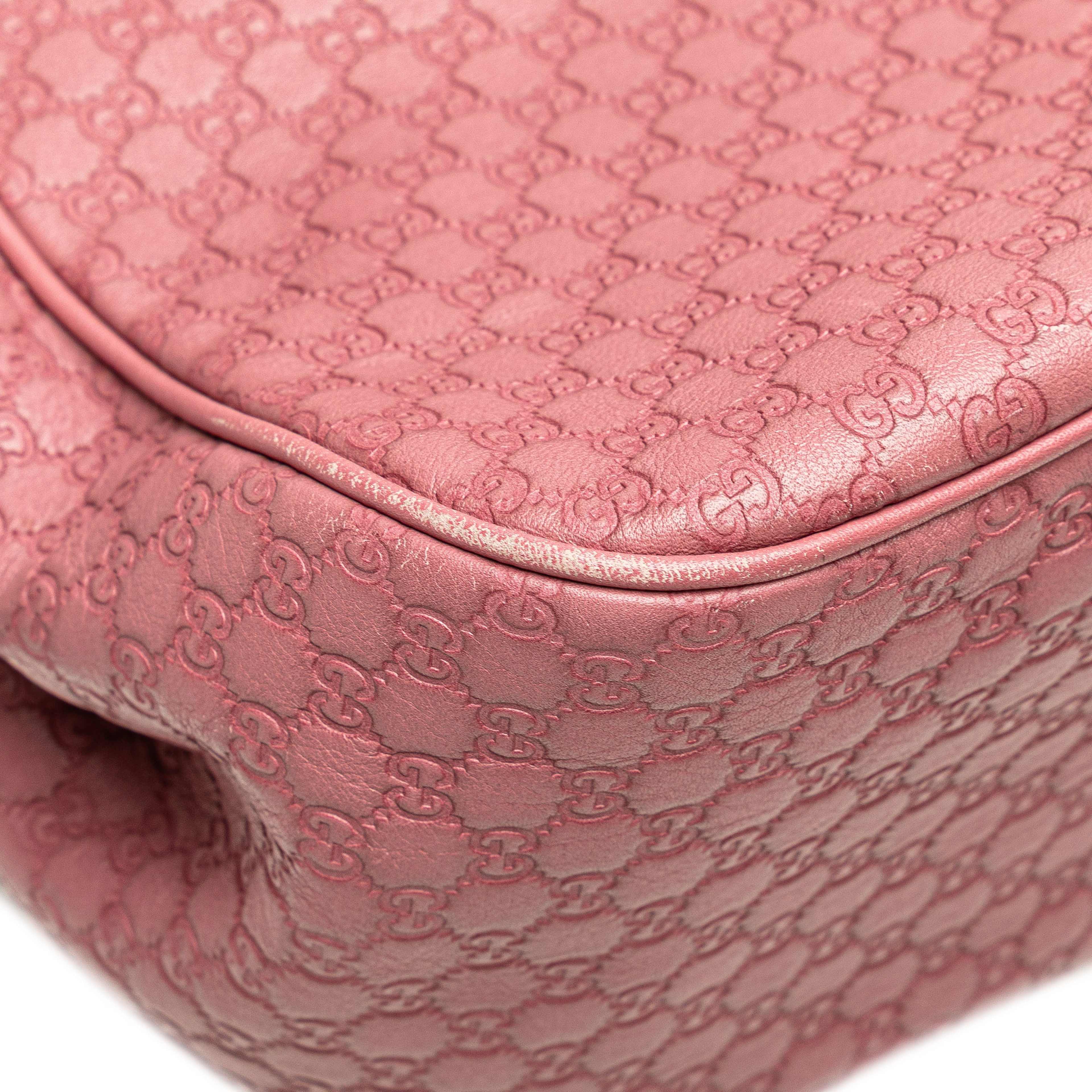 Gucci Microguccissima Sukey Crossbody, från Luxclusif, i färgen rosa. Klicka för att öppna bilden i stort format