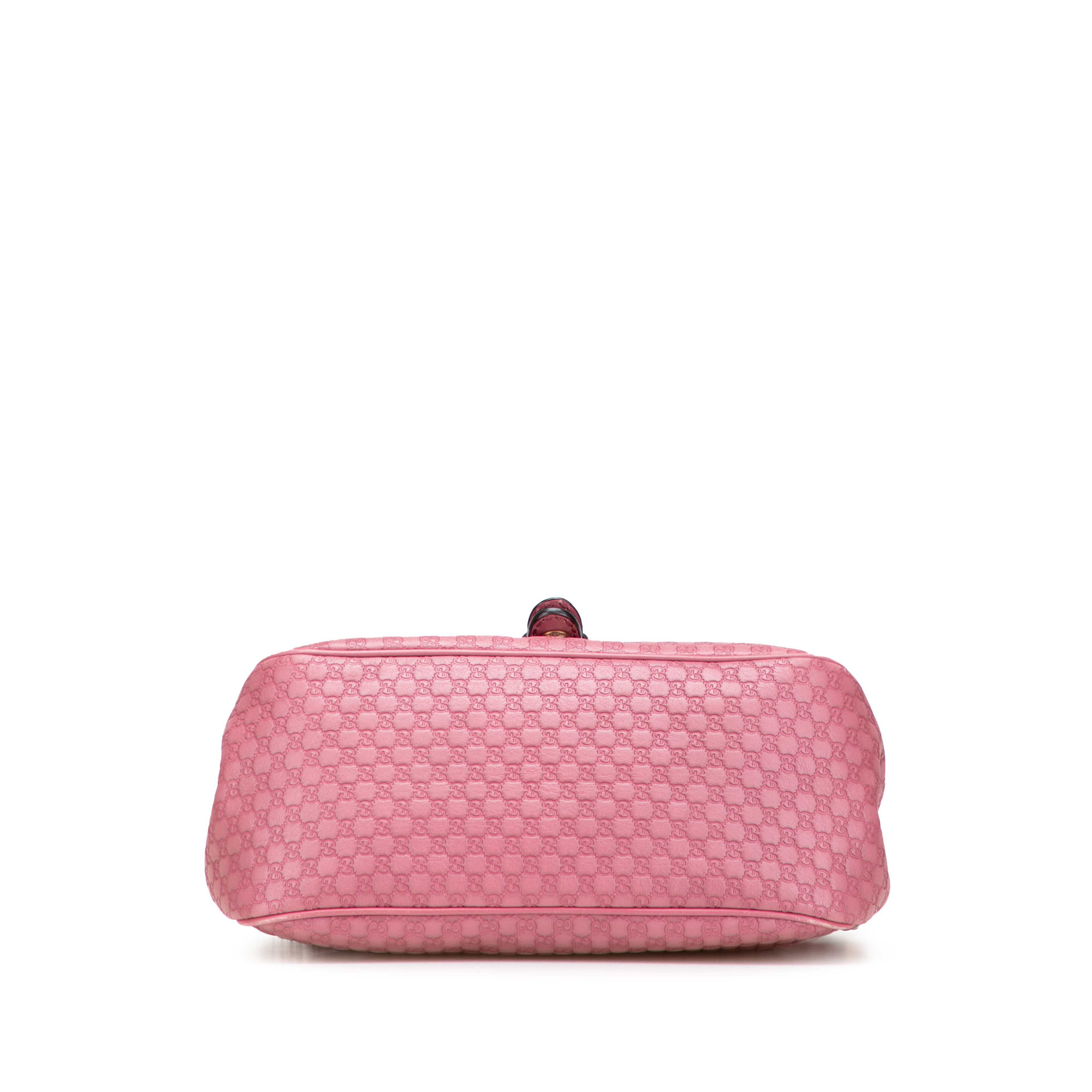 Gucci Microguccissima Sukey Crossbody, från Luxclusif, i färgen rosa. Klicka för att öppna bilden i stort format