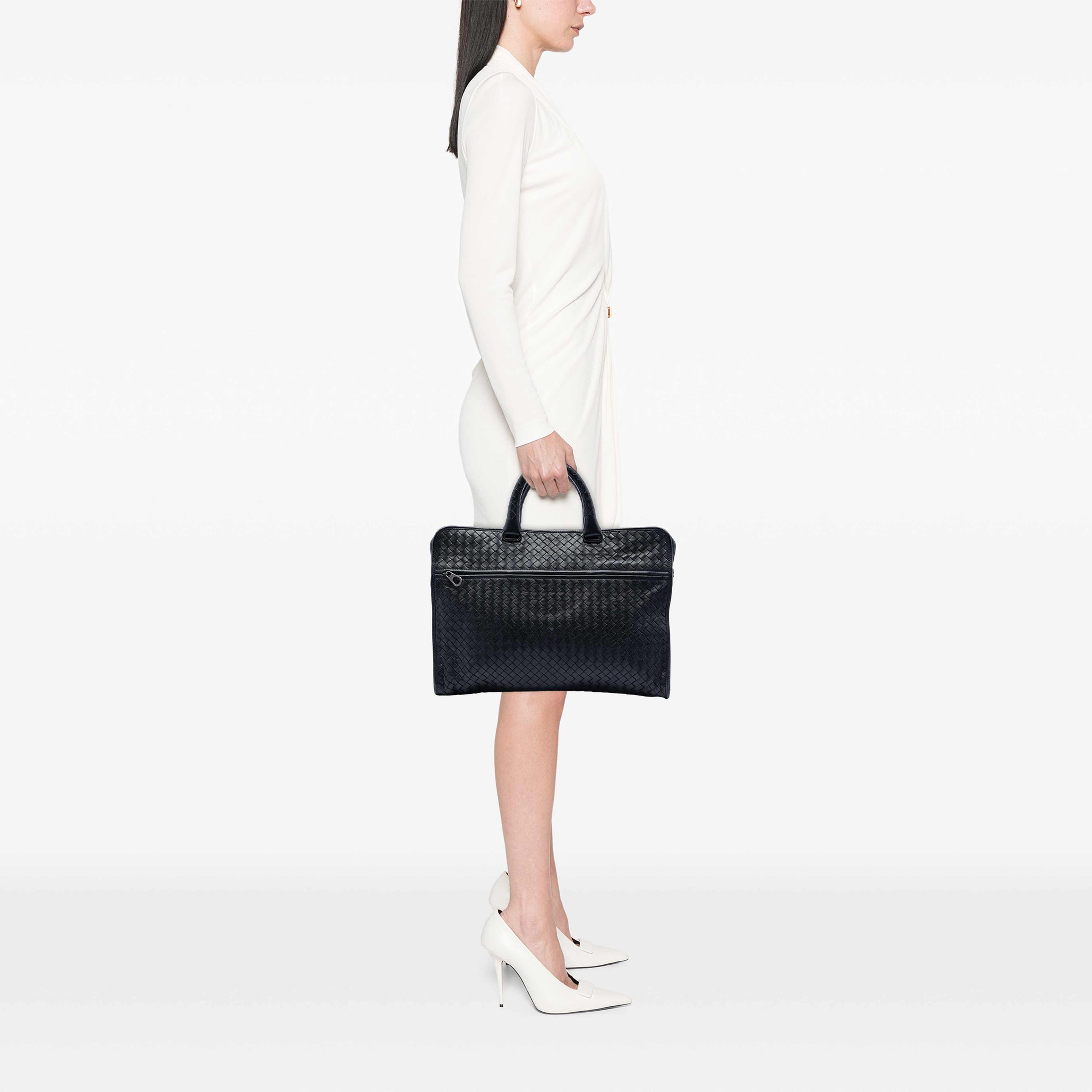 Bottega Veneta Nappa Intrecciato Business Bag, från Luxclusif, i färgen black. Klicka för att öppna bilden i stort format