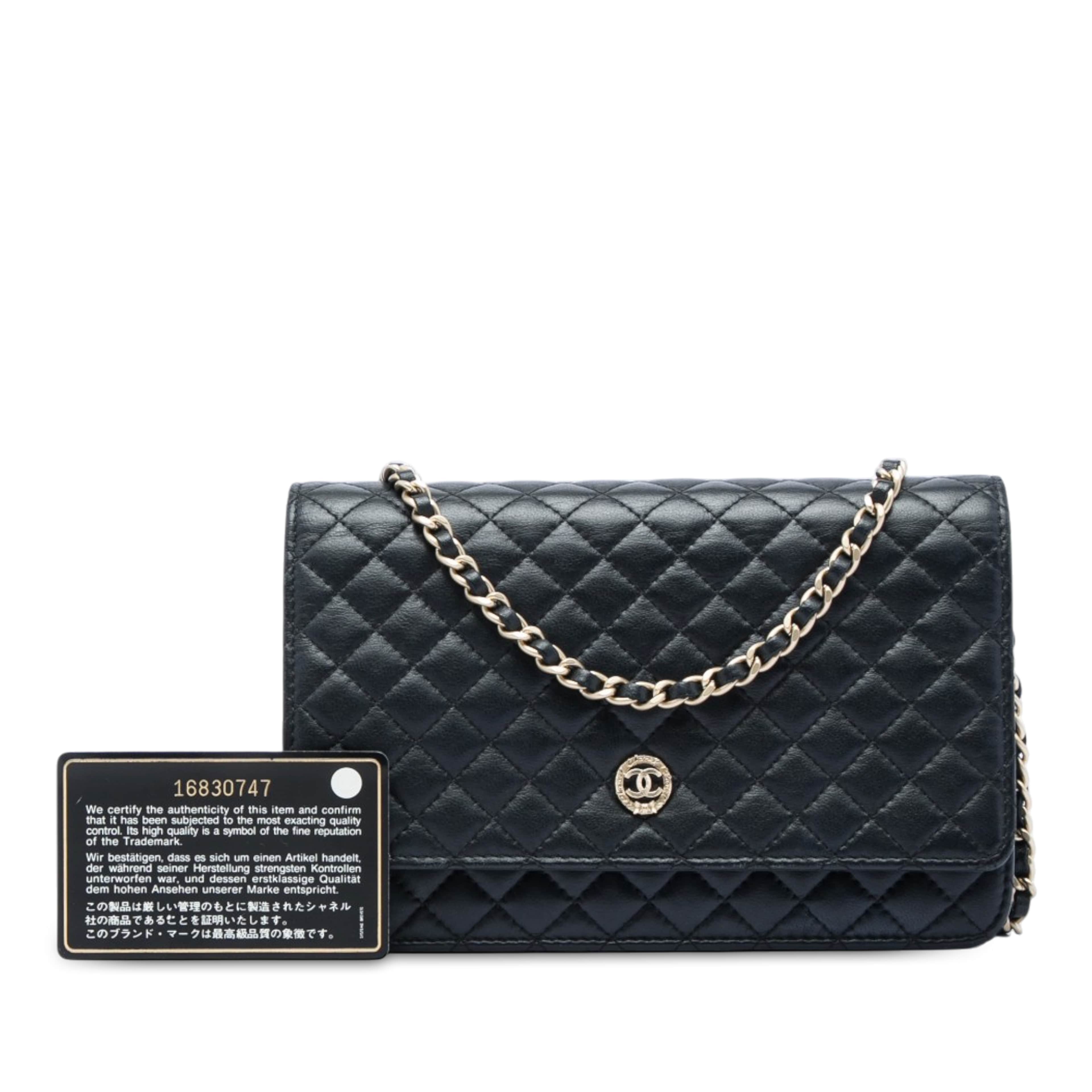 Chanel Quilted Lambskin Crest Wallet On Chain, från Luxclusif, i färgen svart. Klicka för att öppna bilden i stort format