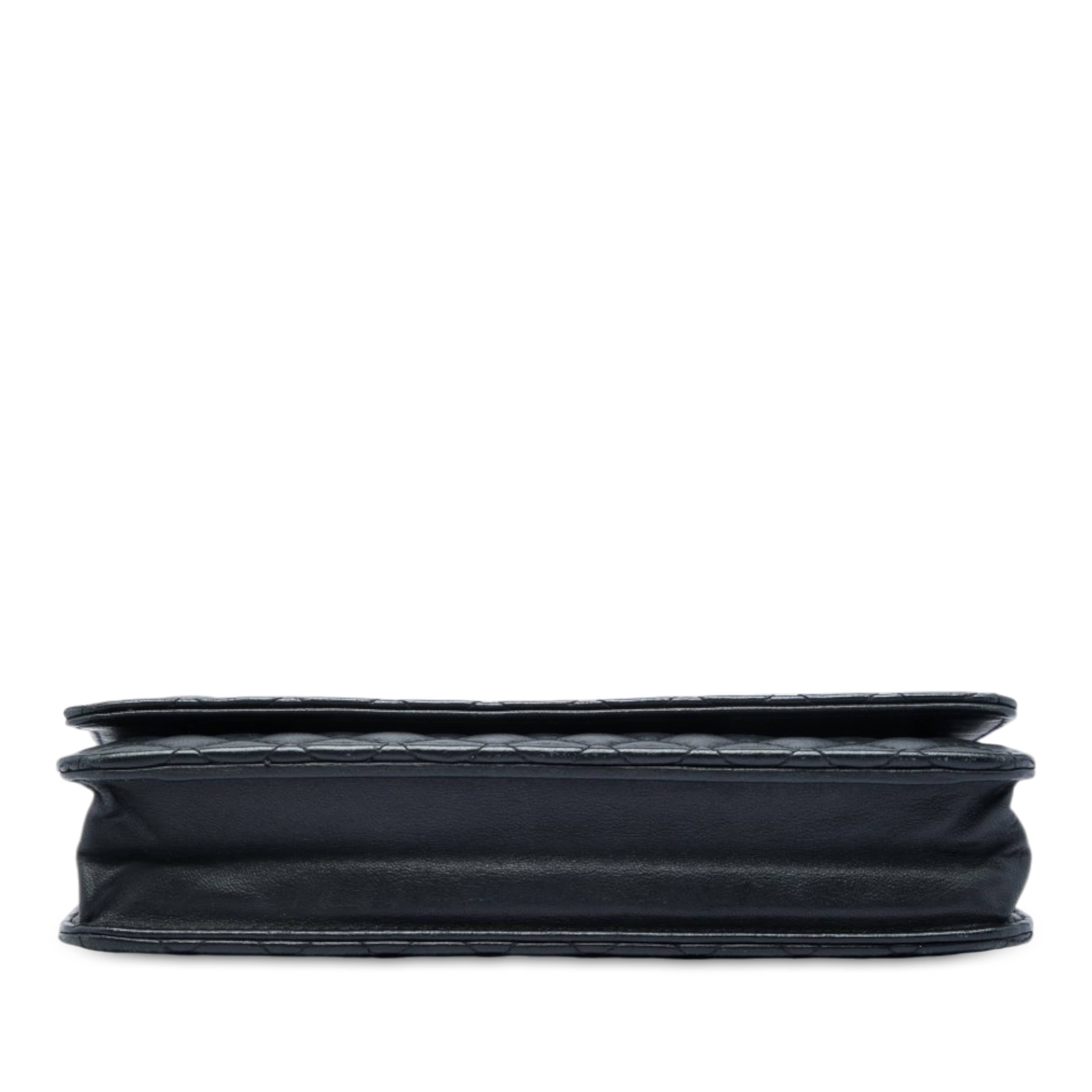 Chanel Quilted Lambskin Crest Wallet On Chain, från Luxclusif, i färgen svart. Klicka för att öppna bilden i stort format