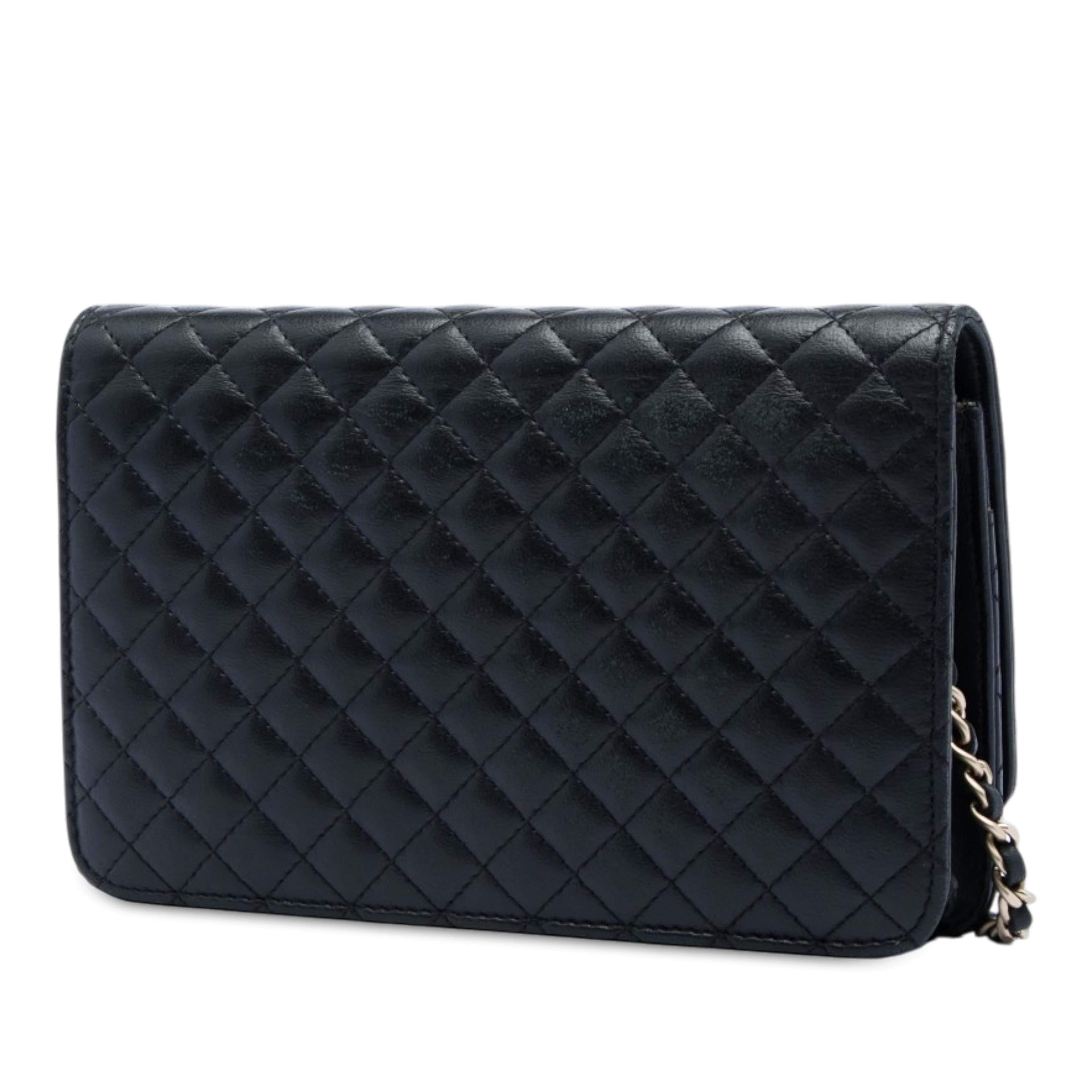 Chanel Quilted Lambskin Crest Wallet On Chain, från Luxclusif, i färgen svart. Klicka för att öppna bilden i stort format