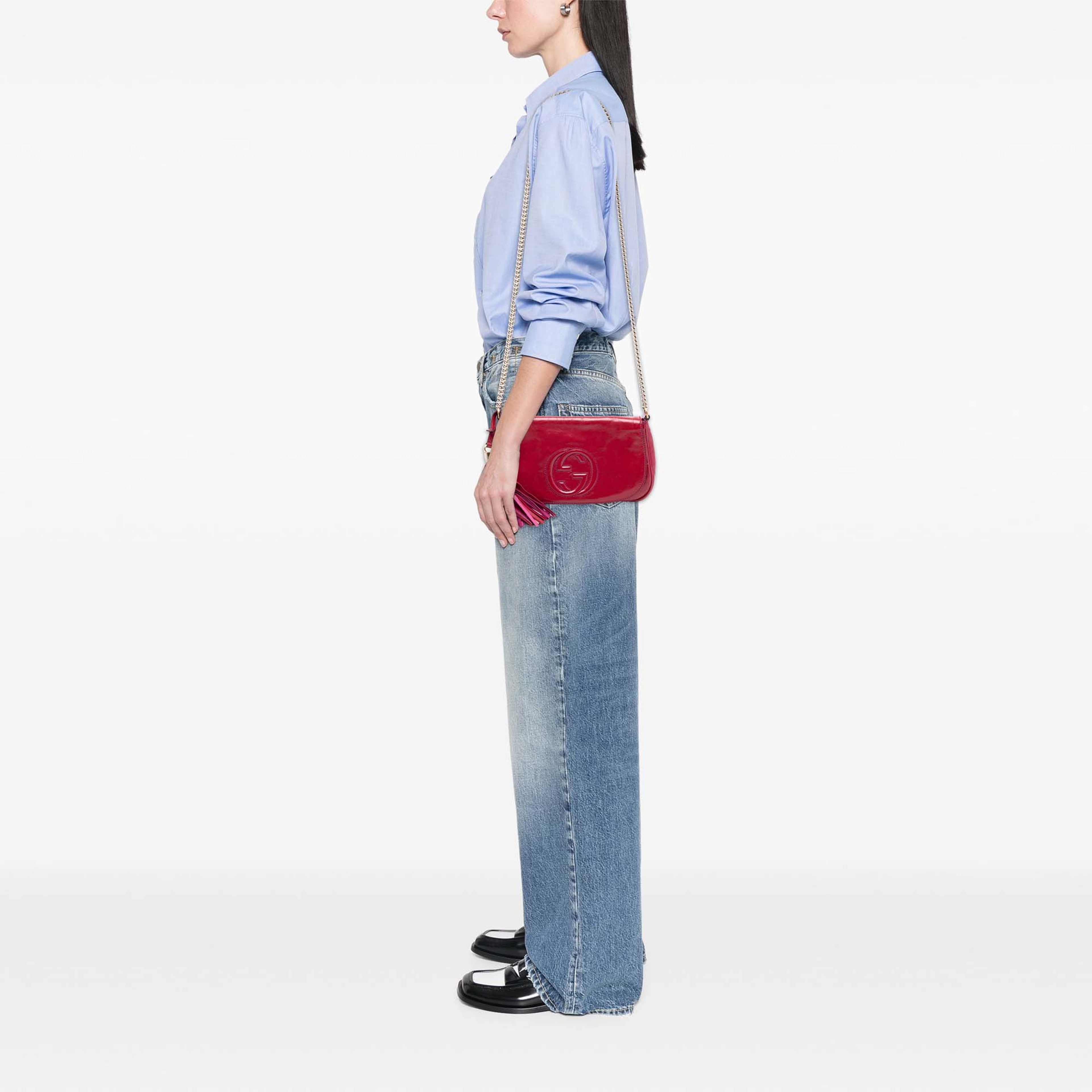 Gucci Medium Patent Soho Chain Flap Crossbody, från Luxclusif, i färgen rosa. Klicka för att öppna bilden i stort format