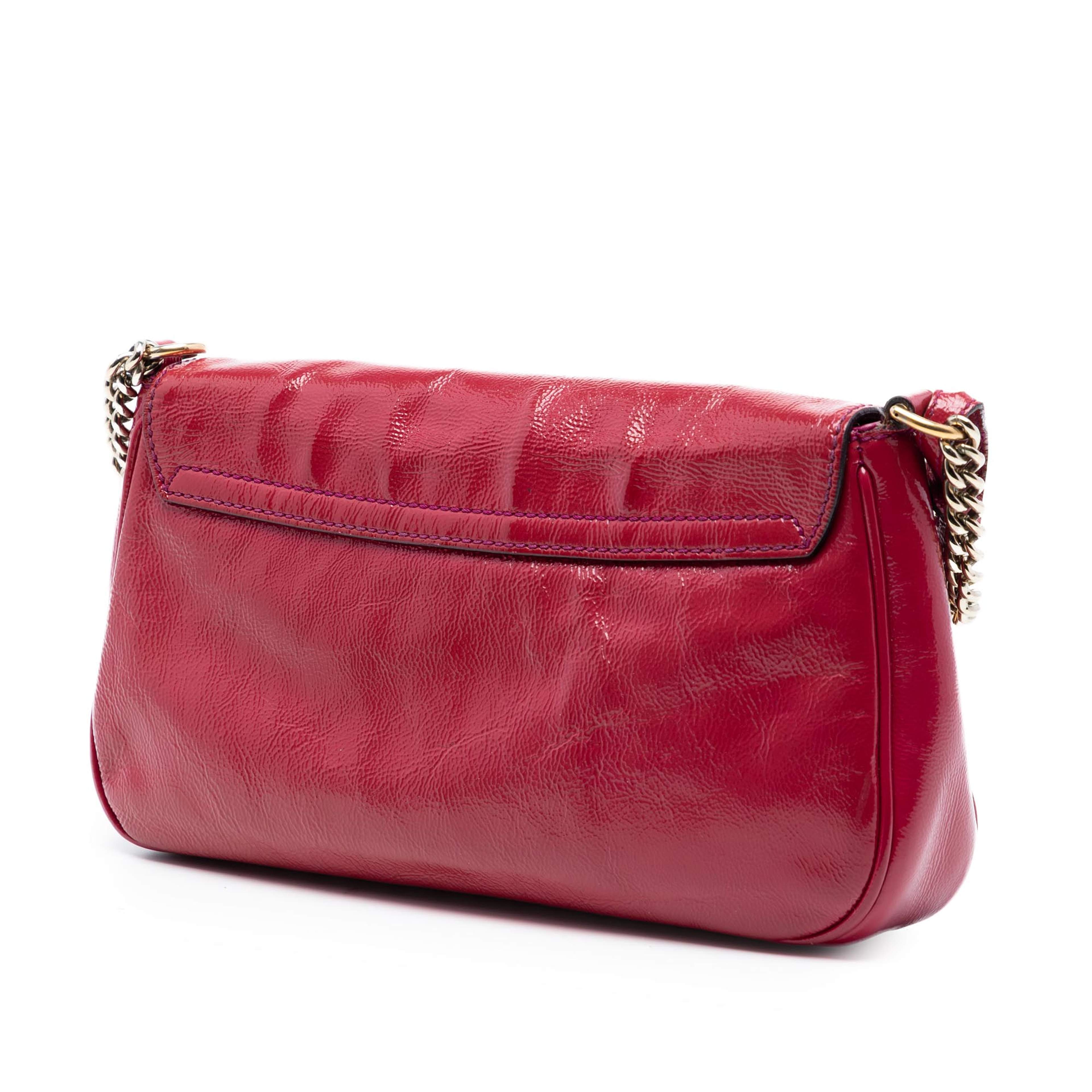 Gucci Medium Patent Soho Chain Flap Crossbody, från Luxclusif, i färgen rosa. Klicka för att öppna bilden i stort format
