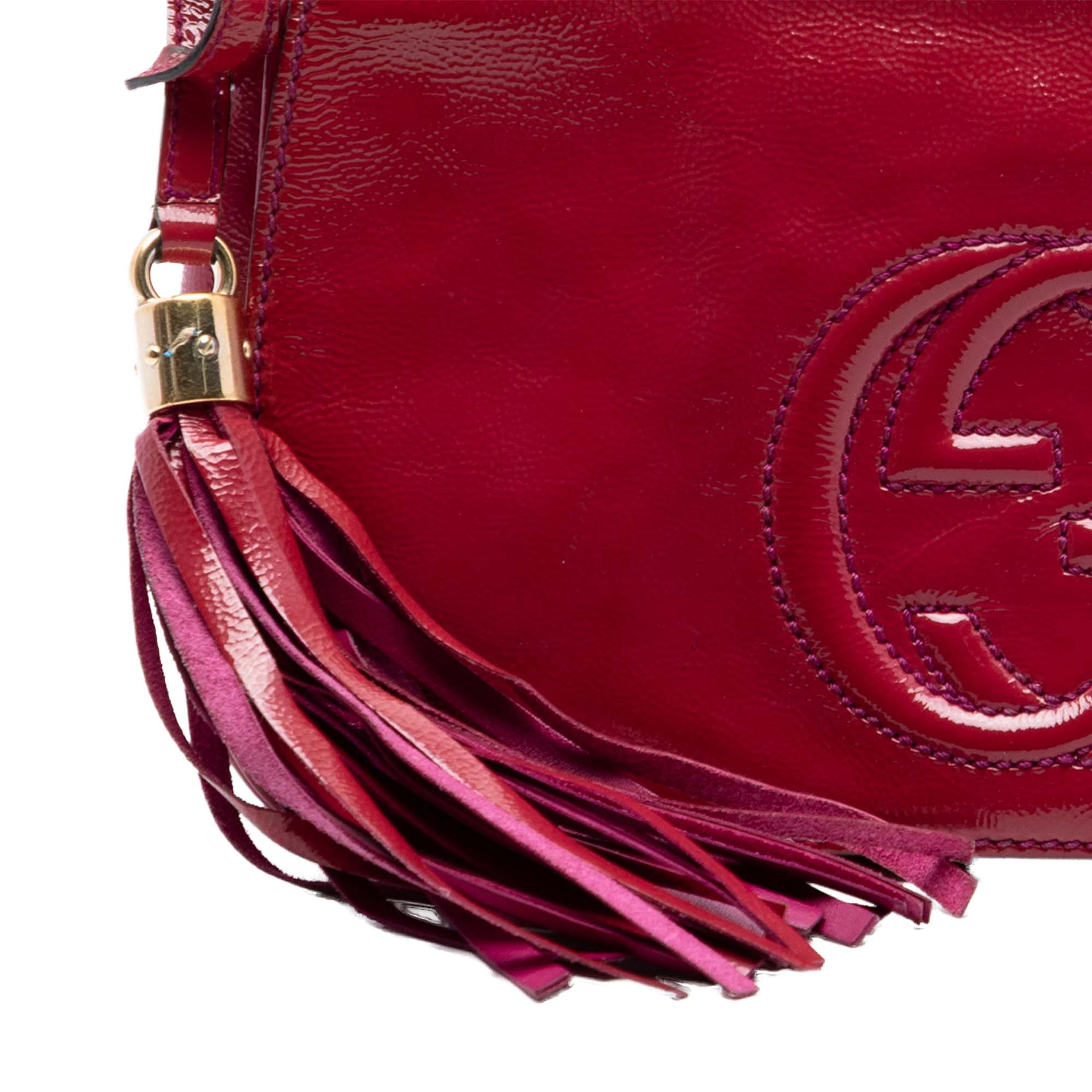 Gucci Medium Patent Soho Chain Flap Crossbody, från Luxclusif, i färgen rosa. Klicka för att öppna bilden i stort format