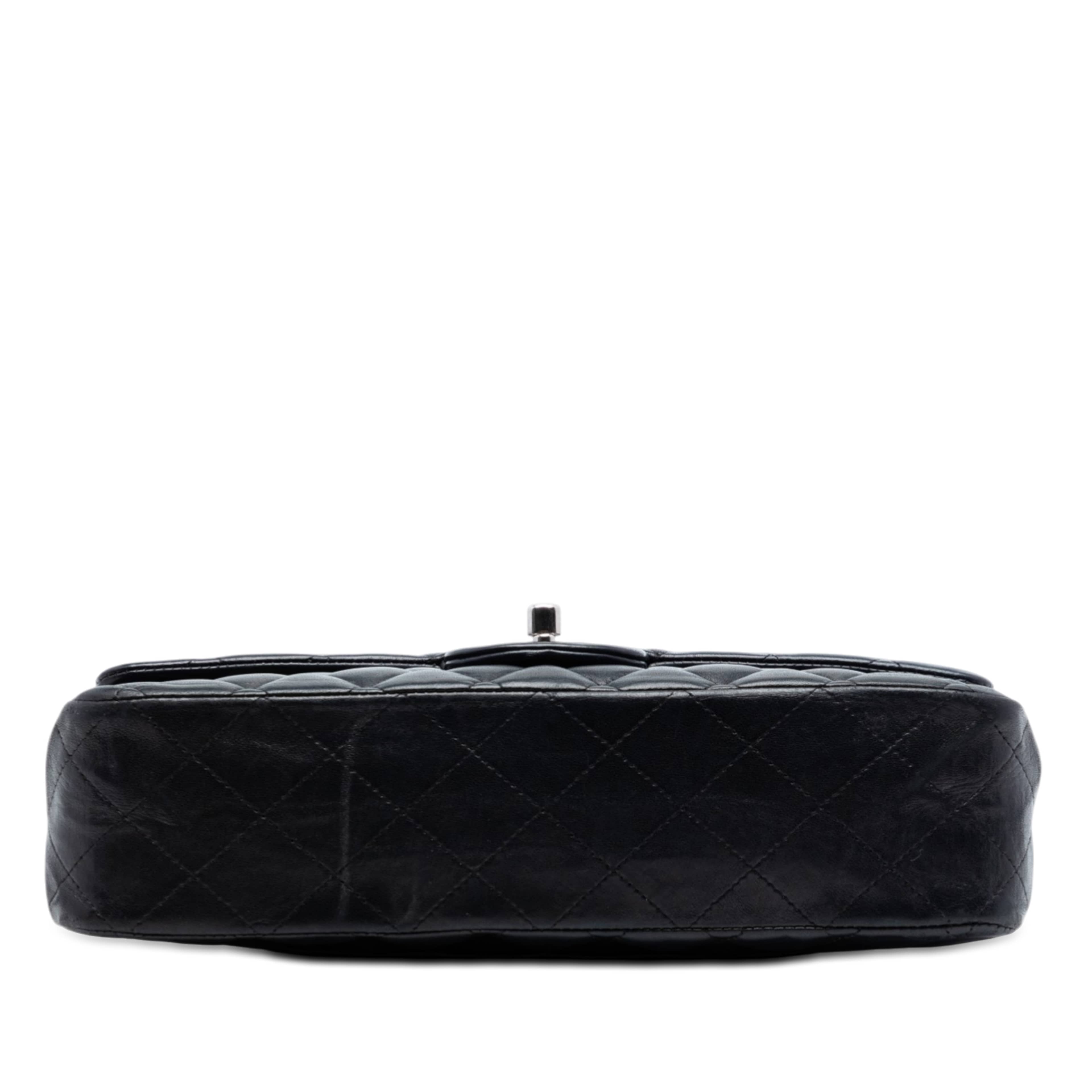 Chanel Medium Classic Lambskin Double Flap, från Luxclusif, i färgen svart. Klicka för att öppna bilden i stort format