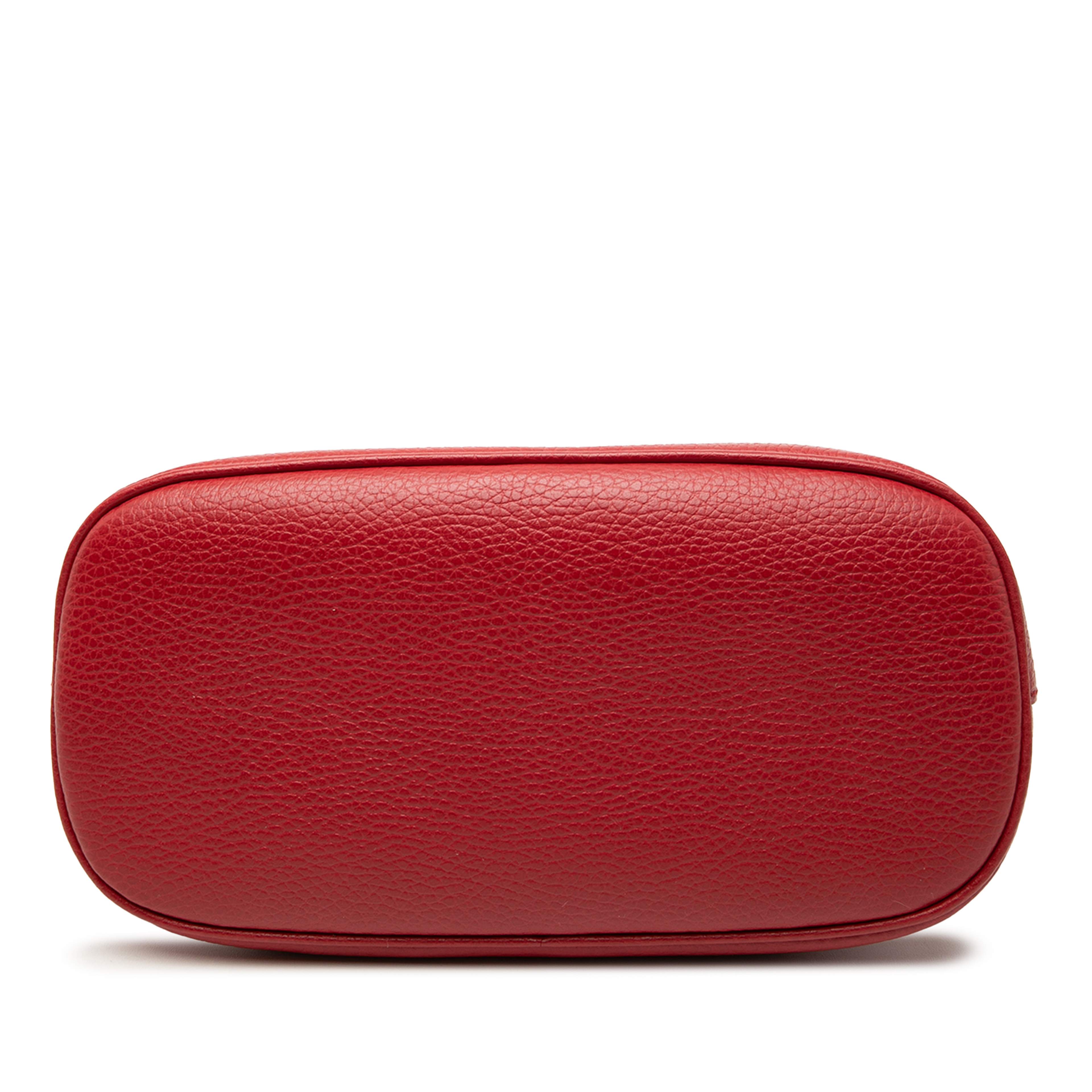 Gucci Mini Leather Gg Charm Dome Satchel, från Luxclusif, i färgen red. Klicka för att öppna bilden i stort format