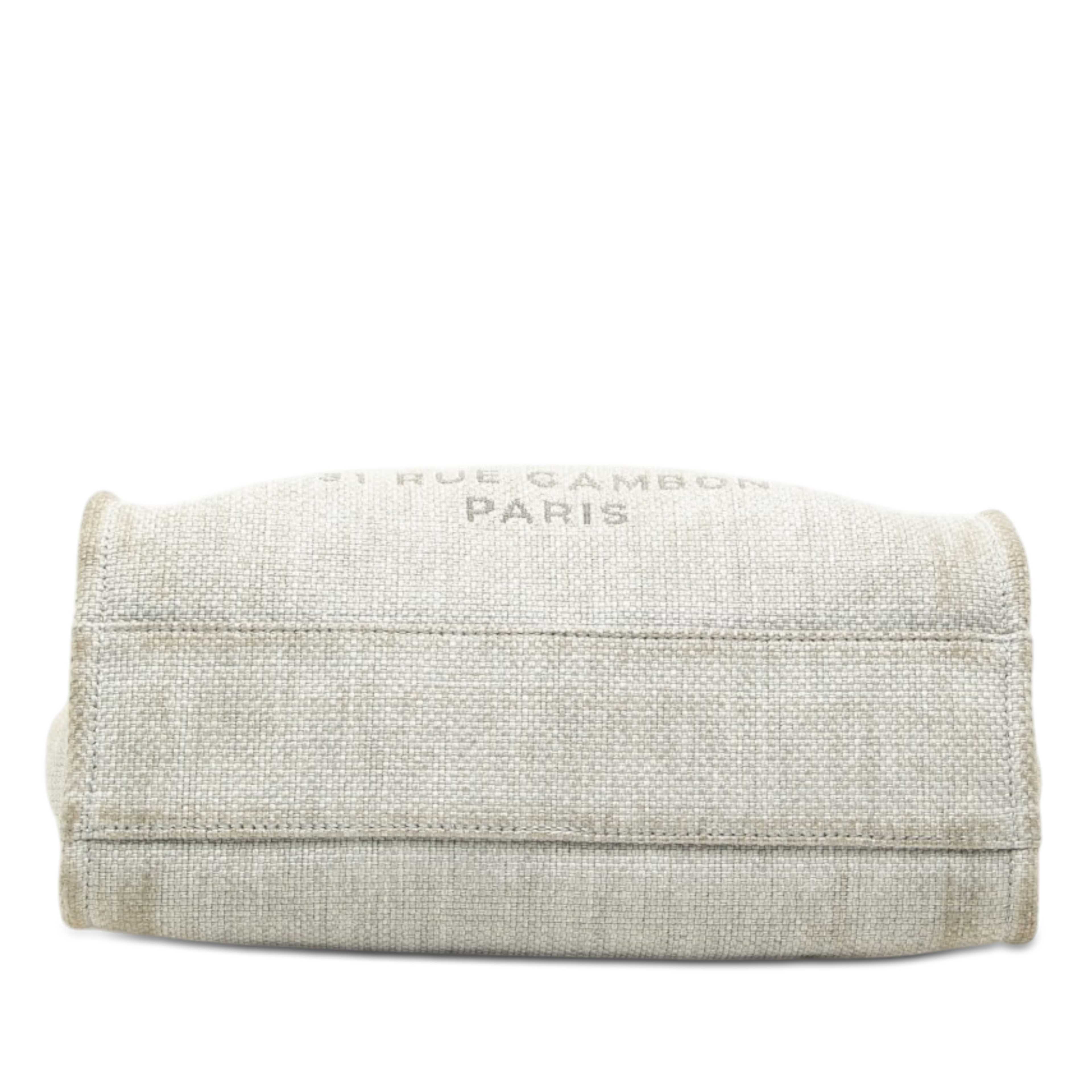 Chanel Small Canvas Deauville Tote, från Luxclusif, i färgen light gray. Klicka för att öppna bilden i stort format