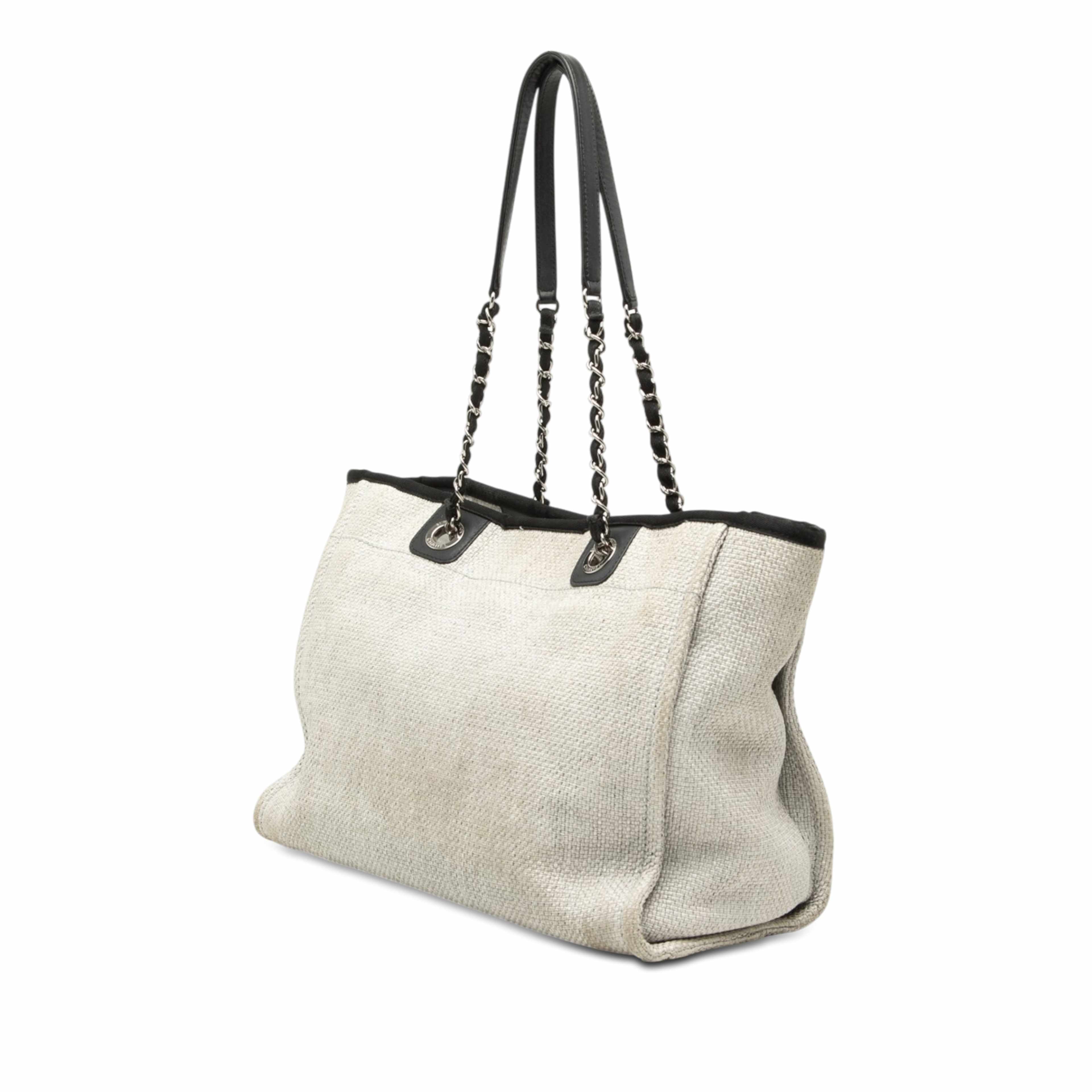 Chanel Small Canvas Deauville Tote, från Luxclusif, i färgen grå. Klicka för att öppna bilden i stort format
