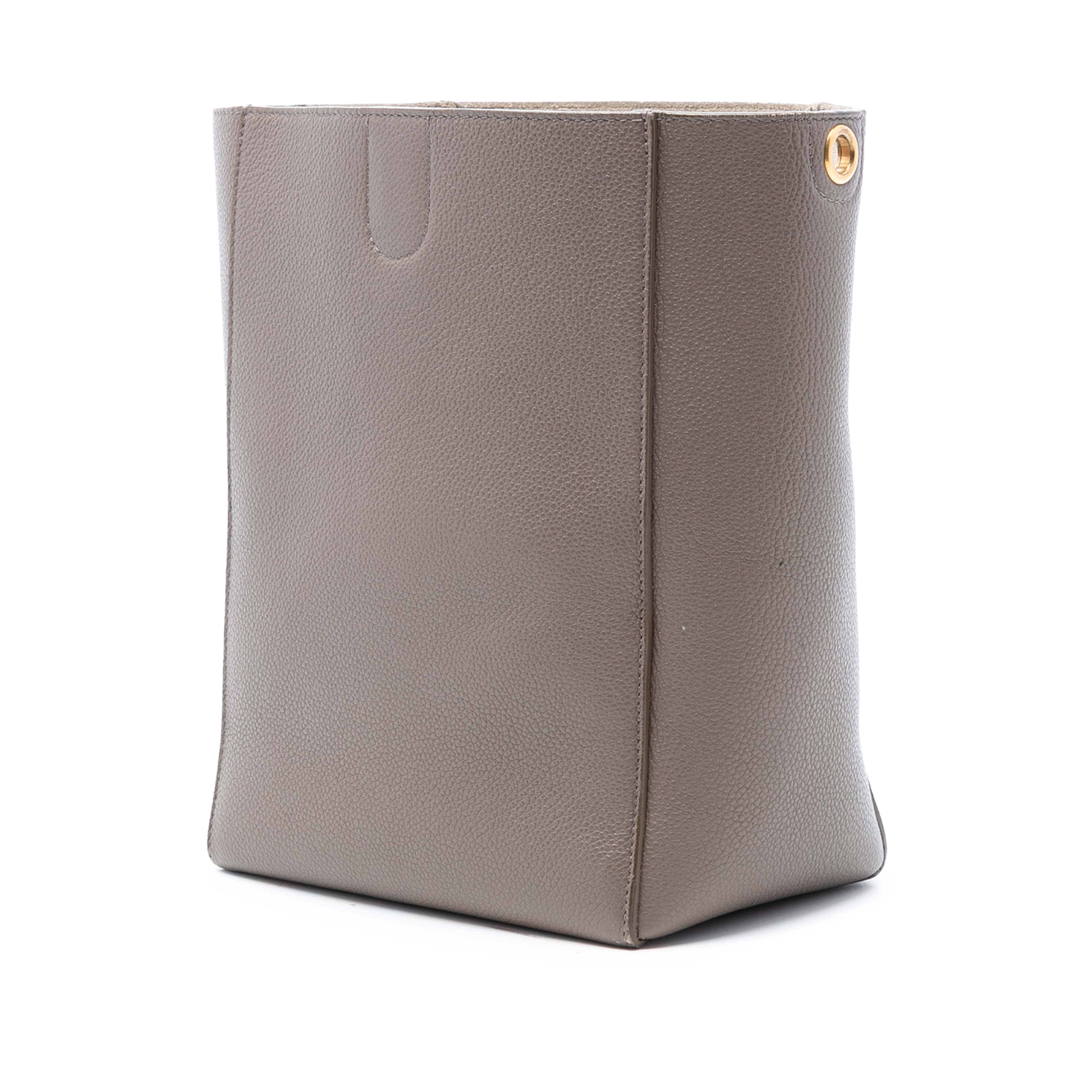 Celine Small Soft Grained Calfskin Seau Sangle Bucket Bag, från Luxclusif, i färgen taupe. Klicka för att öppna bilden i stort format