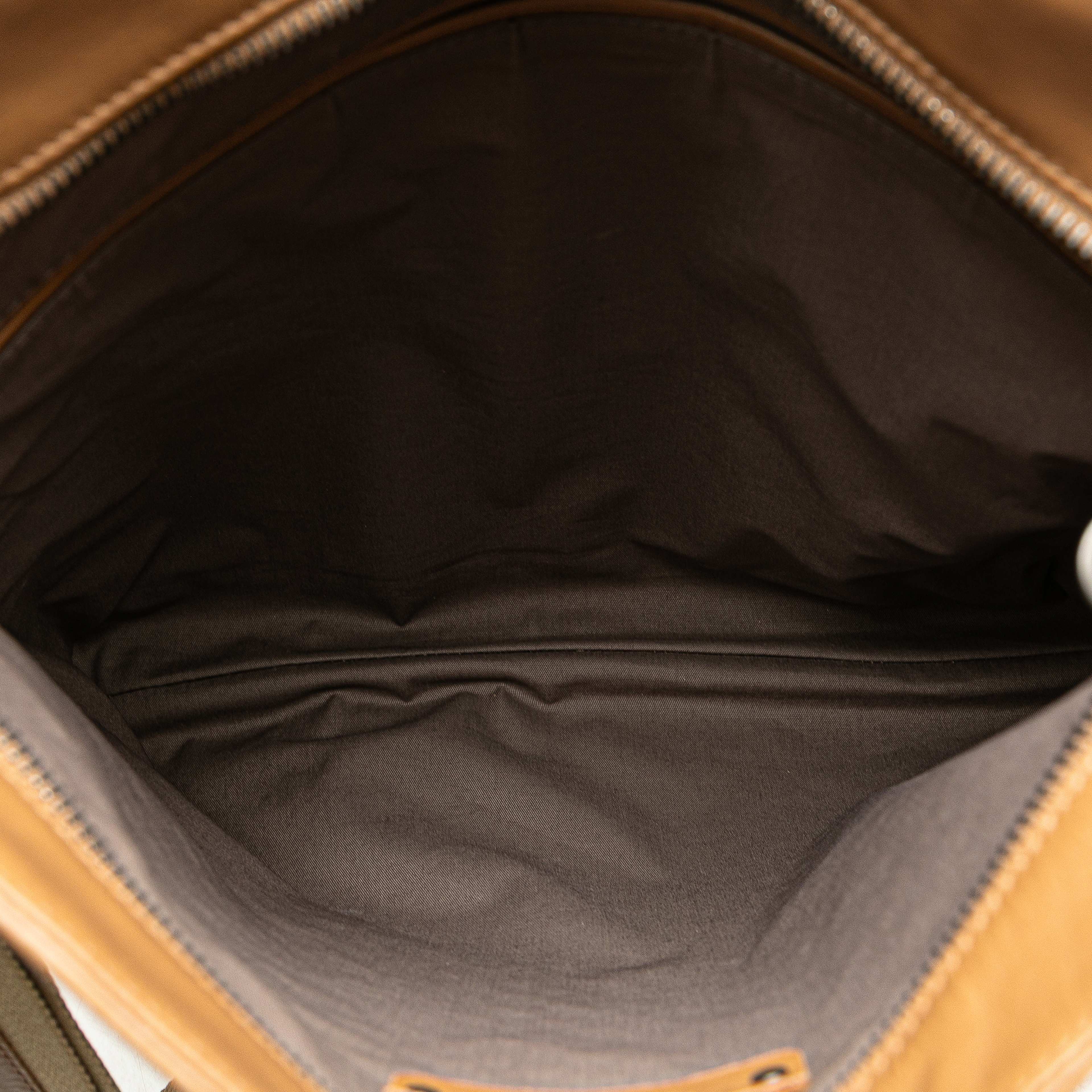 Bottega Veneta Nappa Intrecciato Crossbody, från Luxclusif, i färgen light brown. Klicka för att öppna bilden i stort format