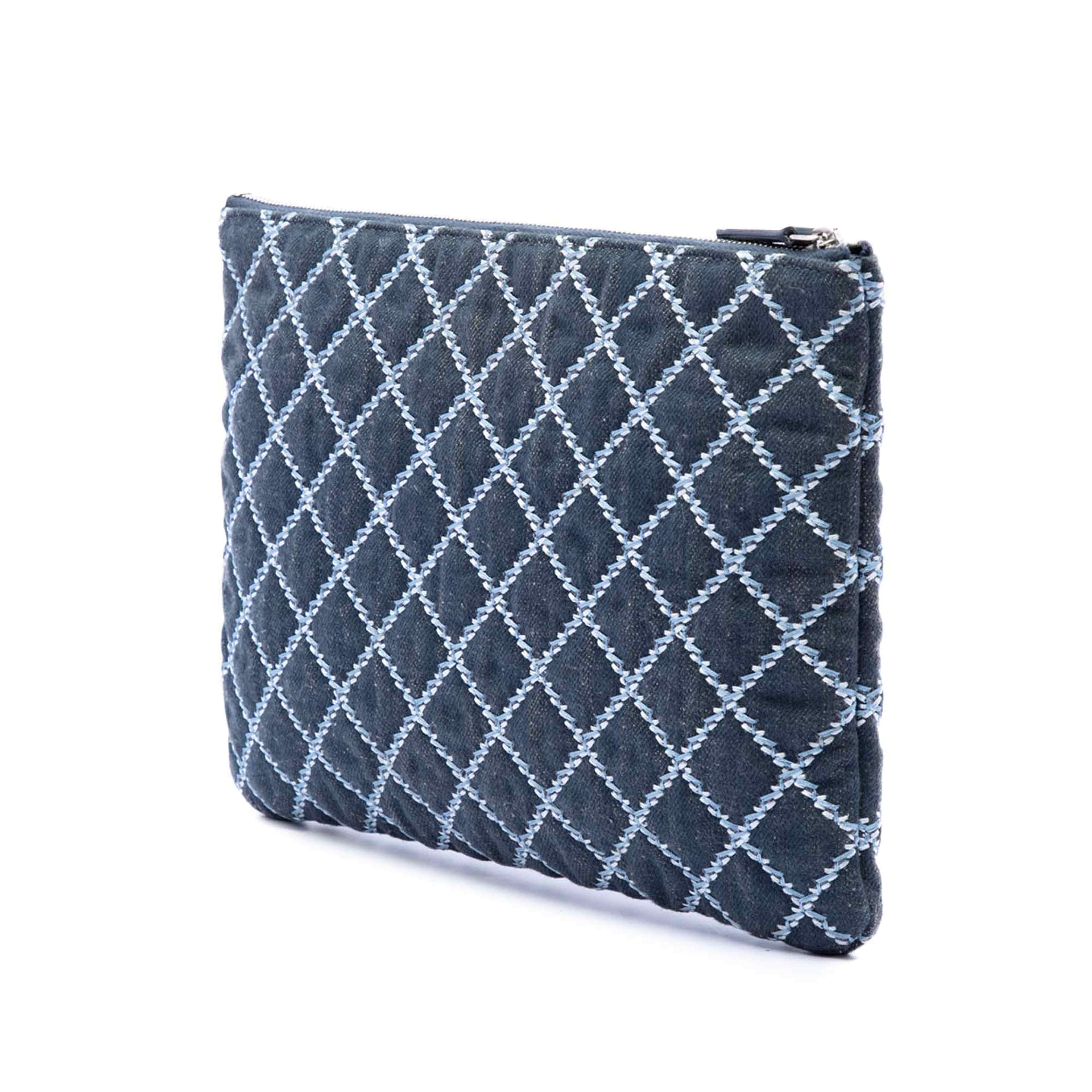 Chanel Medium Quilted Denim Wild Stitch Fringe O Case Clutch, från Luxclusif, i färgen blå. Klicka för att öppna bilden i stort format
