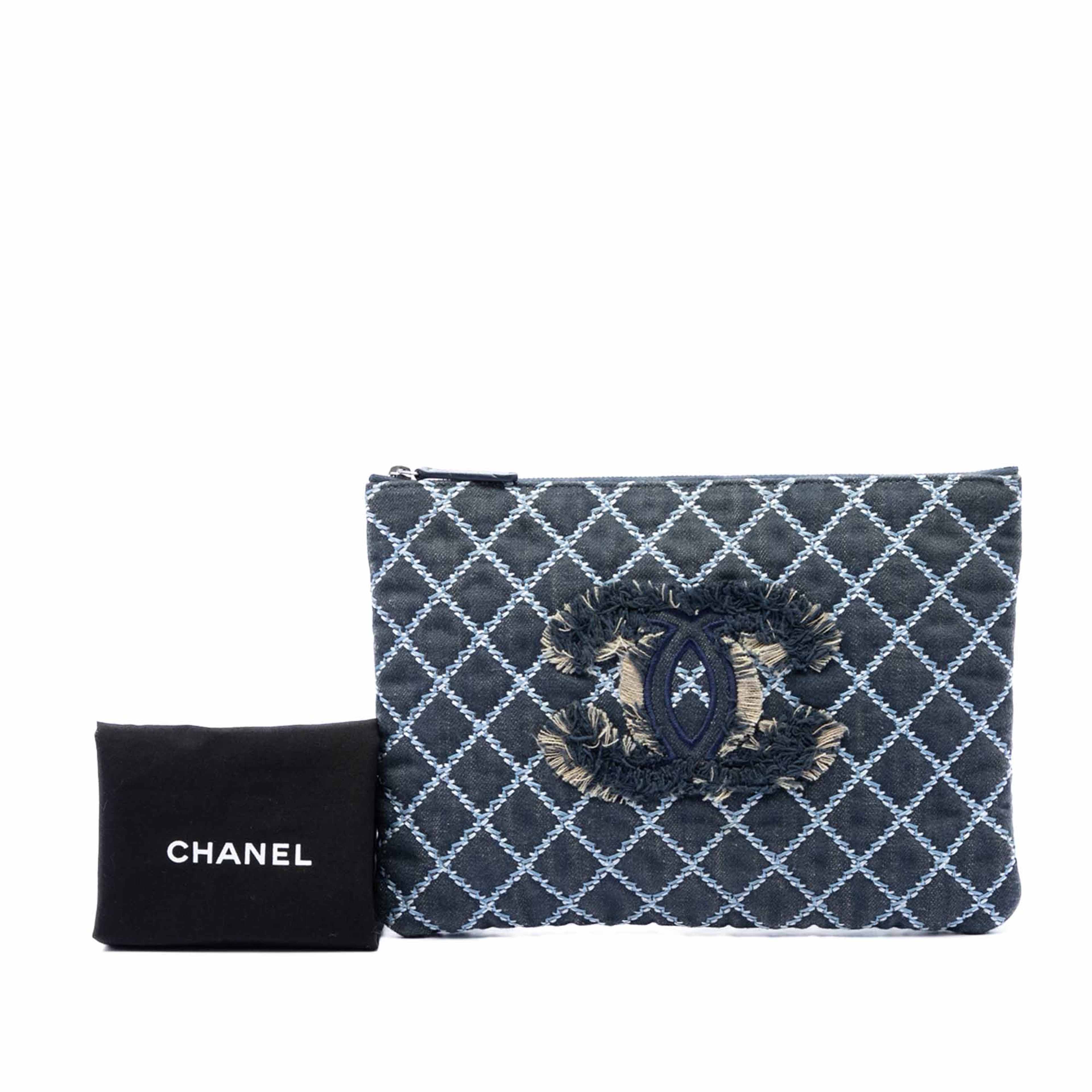 Chanel Medium Quilted Denim Wild Stitch Fringe O Case Clutch, från Luxclusif, i färgen blå. Klicka för att öppna bilden i stort format