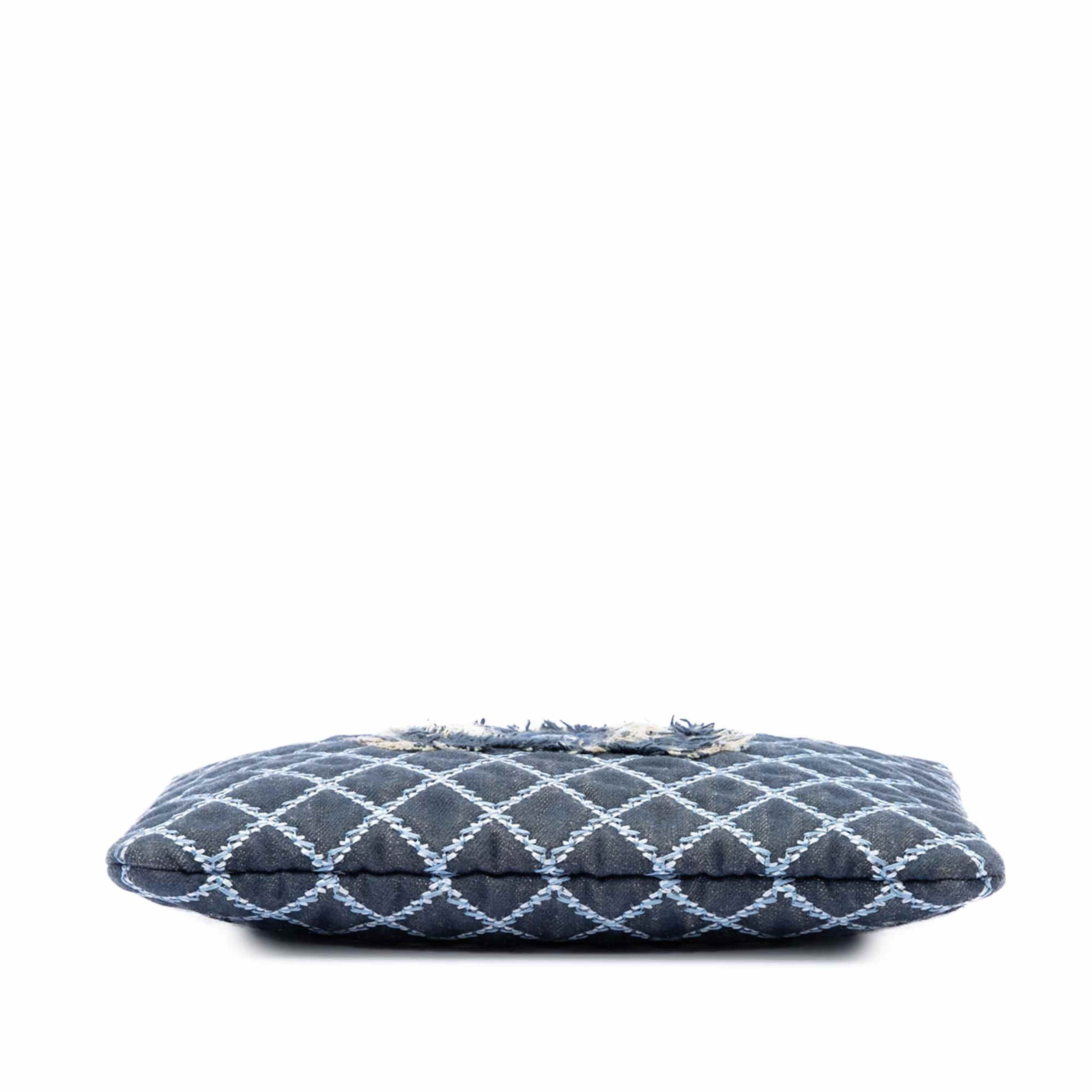Chanel Medium Quilted Denim Wild Stitch Fringe O Case Clutch, från Luxclusif, i färgen blå. Klicka för att öppna bilden i stort format