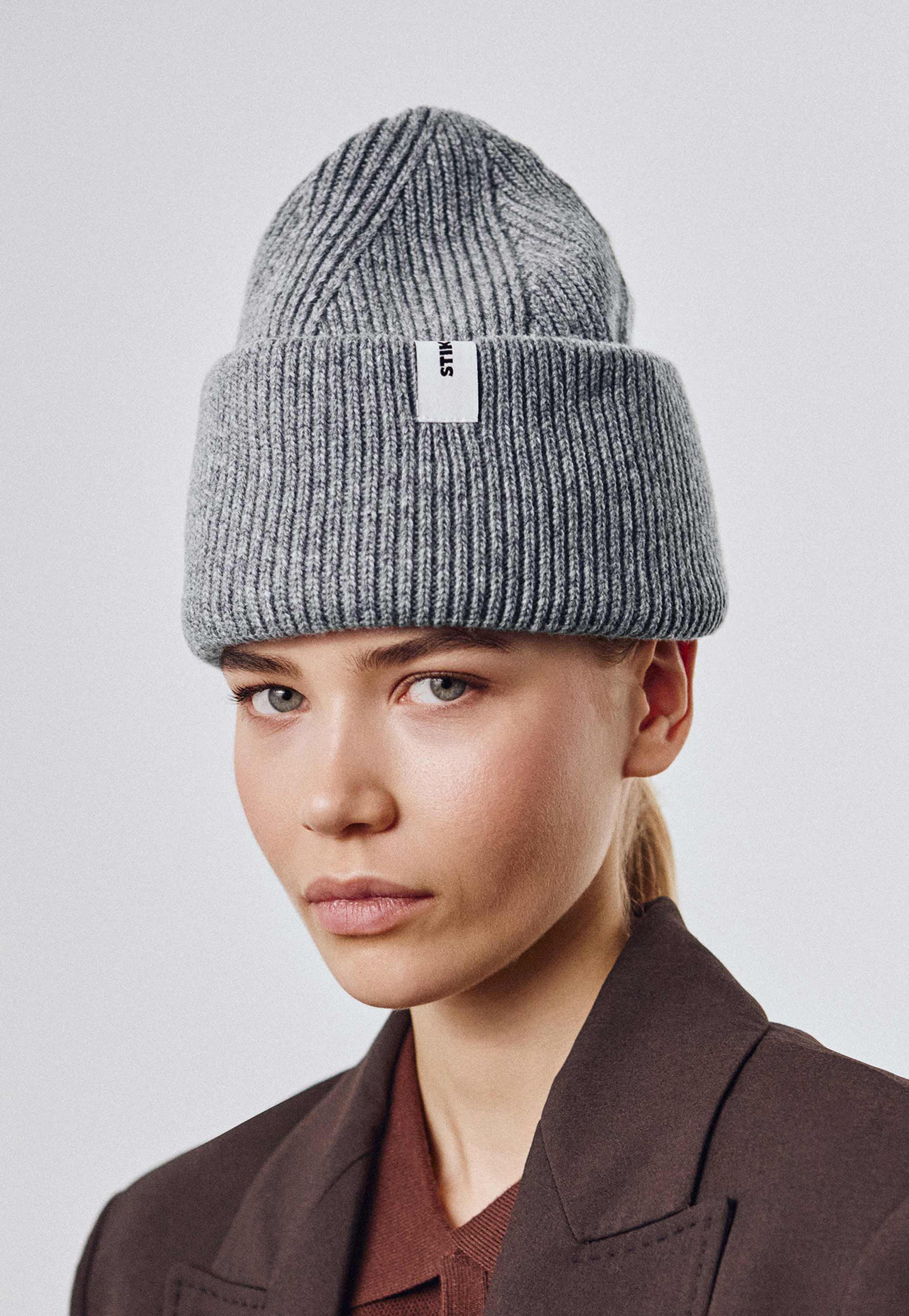 Beanie 01 Merino Chunky Fit, från Stiksen, i färgen light grey. Klicka för att öppna bilden i stort format