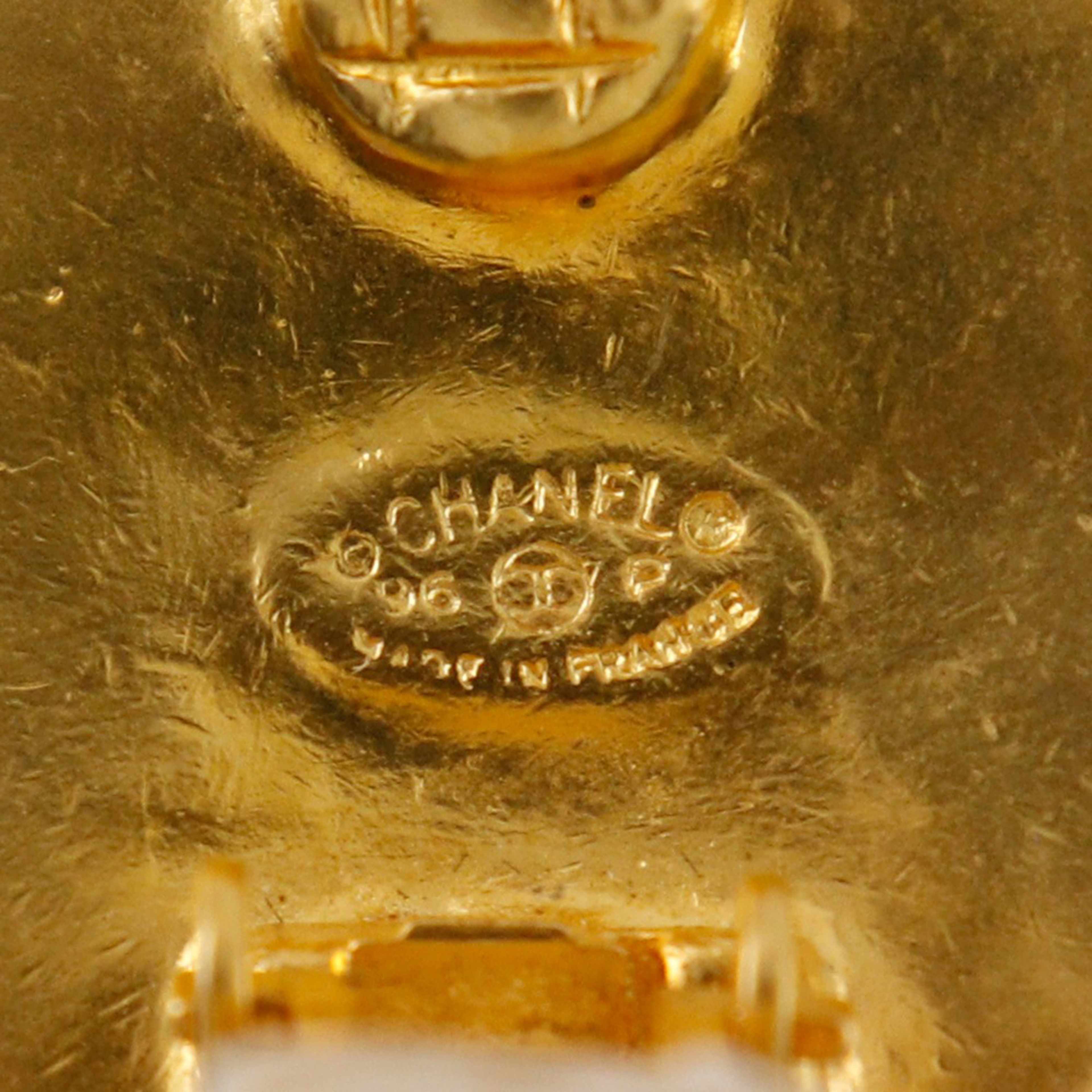 Chanel Cc Gold Plated Round Clip On Earrings, från Luxclusif, i färgen guld. Klicka för att öppna bilden i stort format