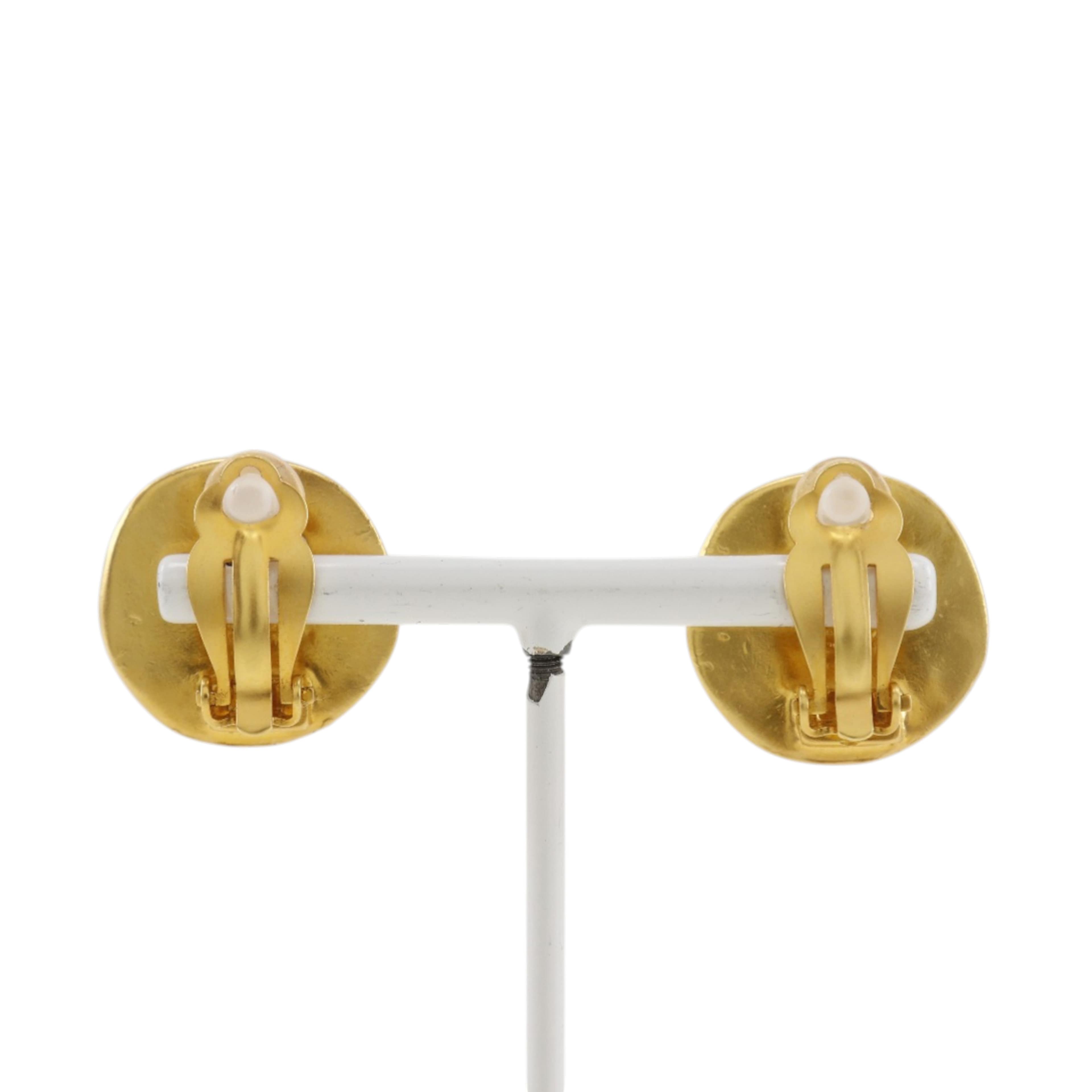 Chanel Cc Gold Plated Round Clip On Earrings, från Luxclusif, i färgen guld. Klicka för att öppna bilden i stort format