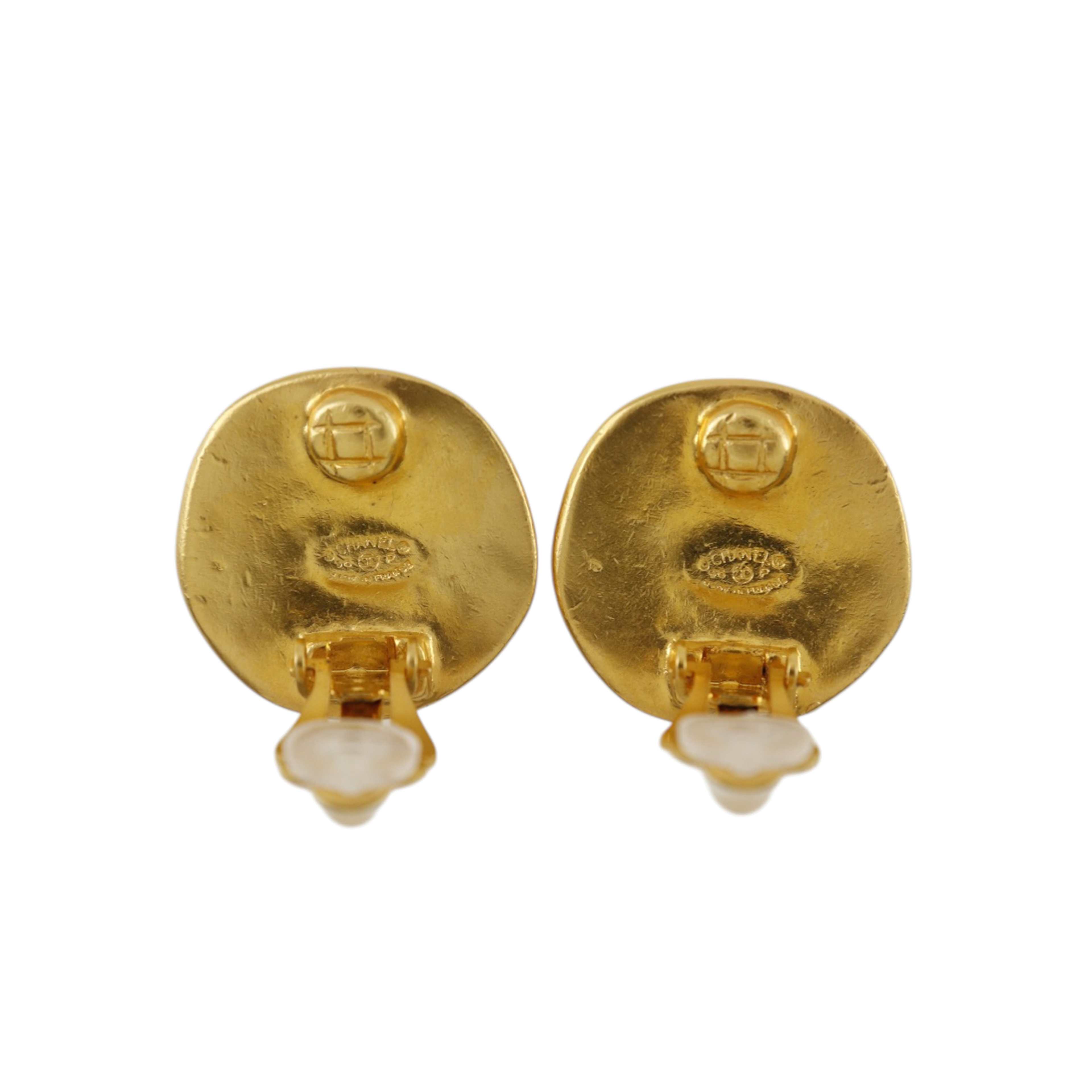 Chanel Cc Gold Plated Round Clip On Earrings, från Luxclusif, i färgen gold. Klicka för att öppna bilden i stort format