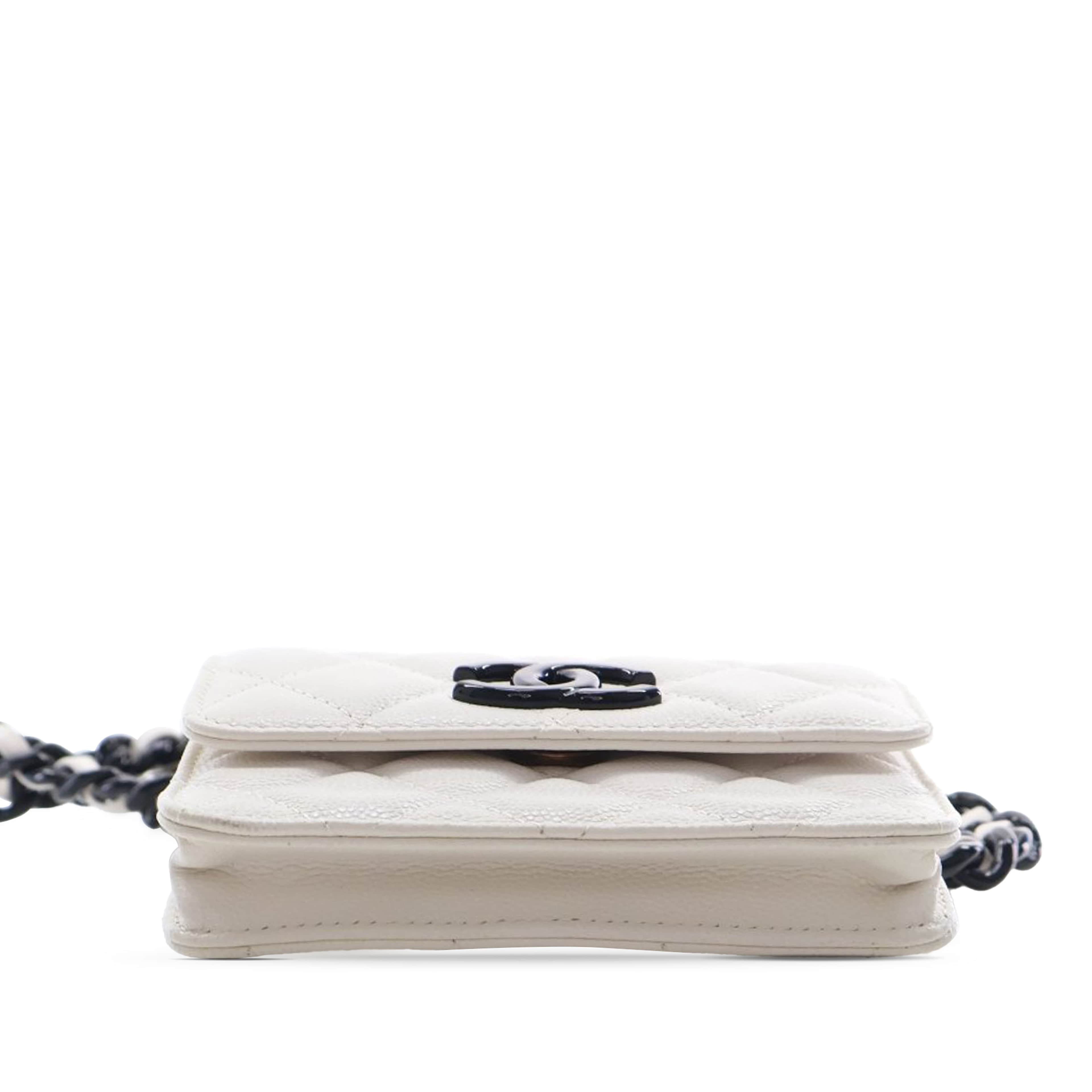 Chanel Quilted Caviar My Everything Belt Bag, från Luxclusif, i färgen vit. Klicka för att öppna bilden i stort format