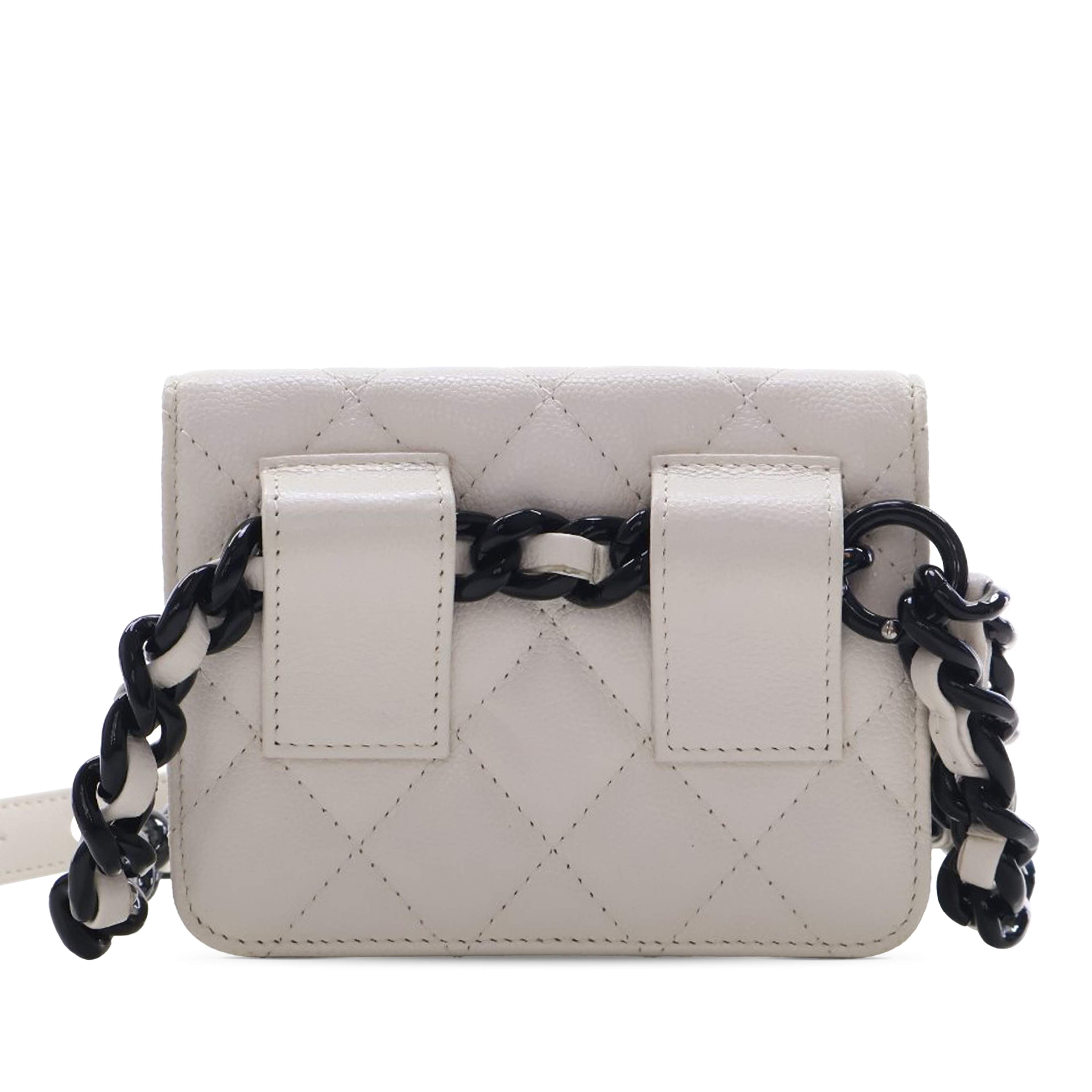 Chanel Quilted Caviar My Everything Belt Bag, från Luxclusif, i färgen white. Klicka för att öppna bilden i stort format