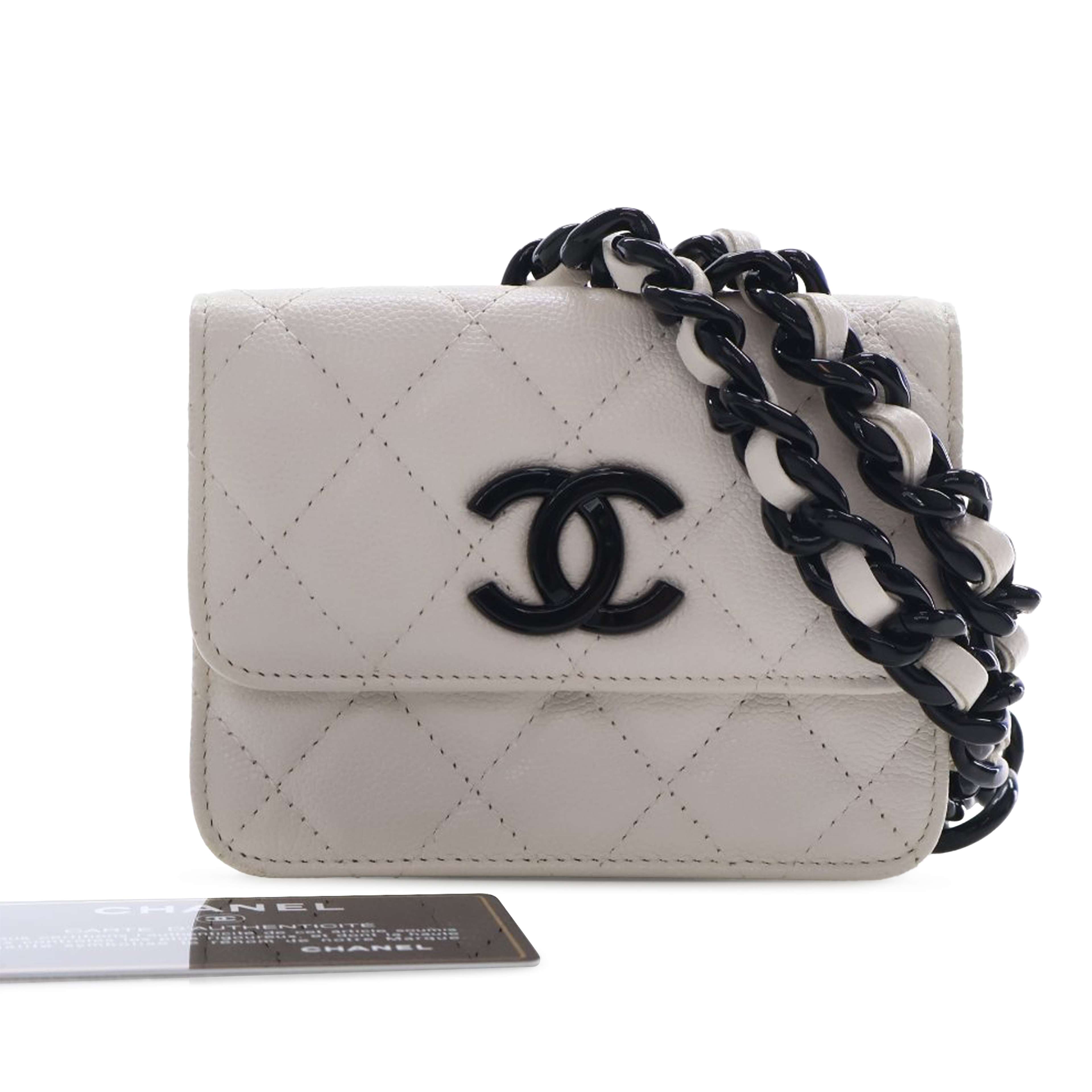 Chanel Quilted Caviar My Everything Belt Bag, från Luxclusif, i färgen vit. Klicka för att öppna bilden i stort format