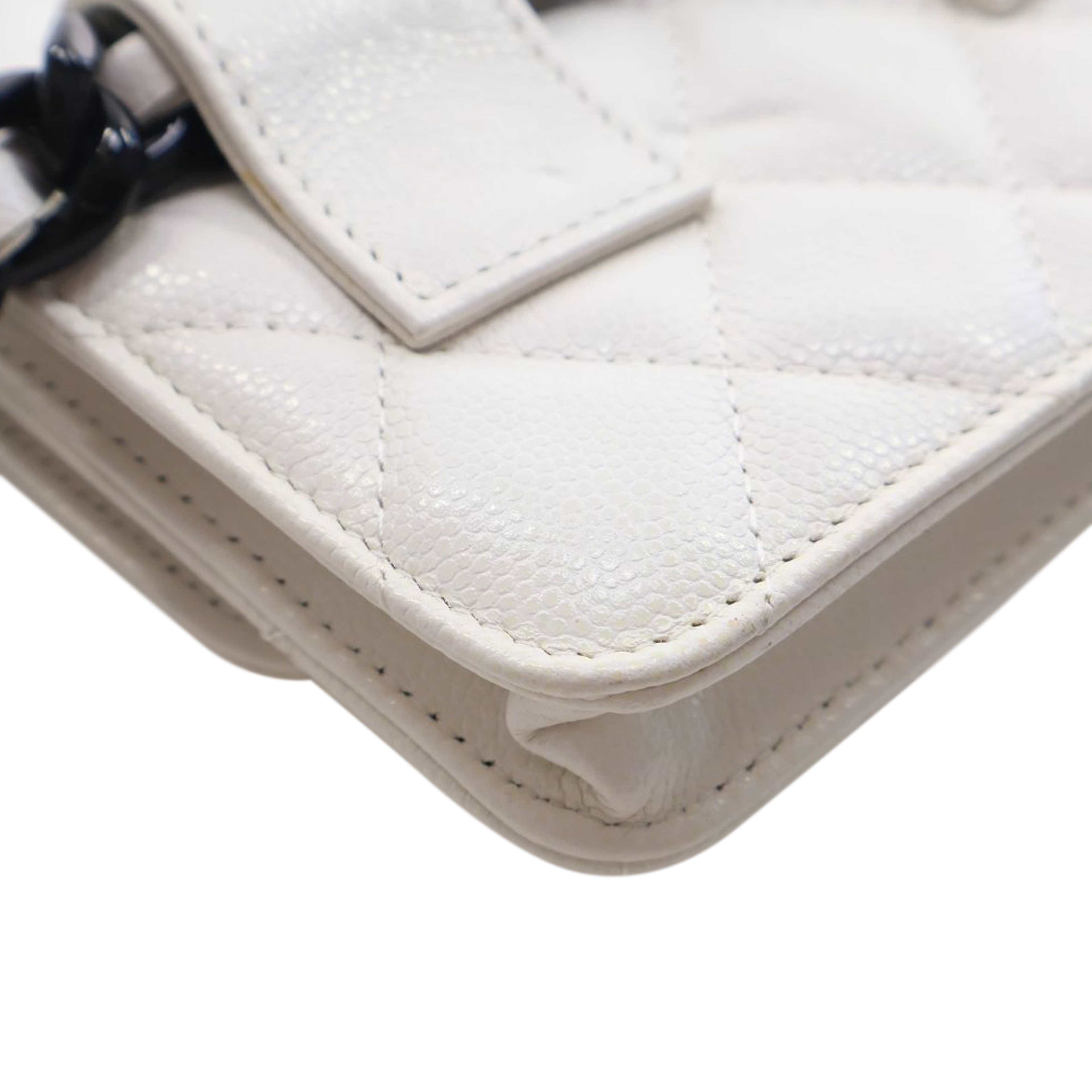Chanel Quilted Caviar My Everything Belt Bag, från Luxclusif, i färgen white. Klicka för att öppna bilden i stort format