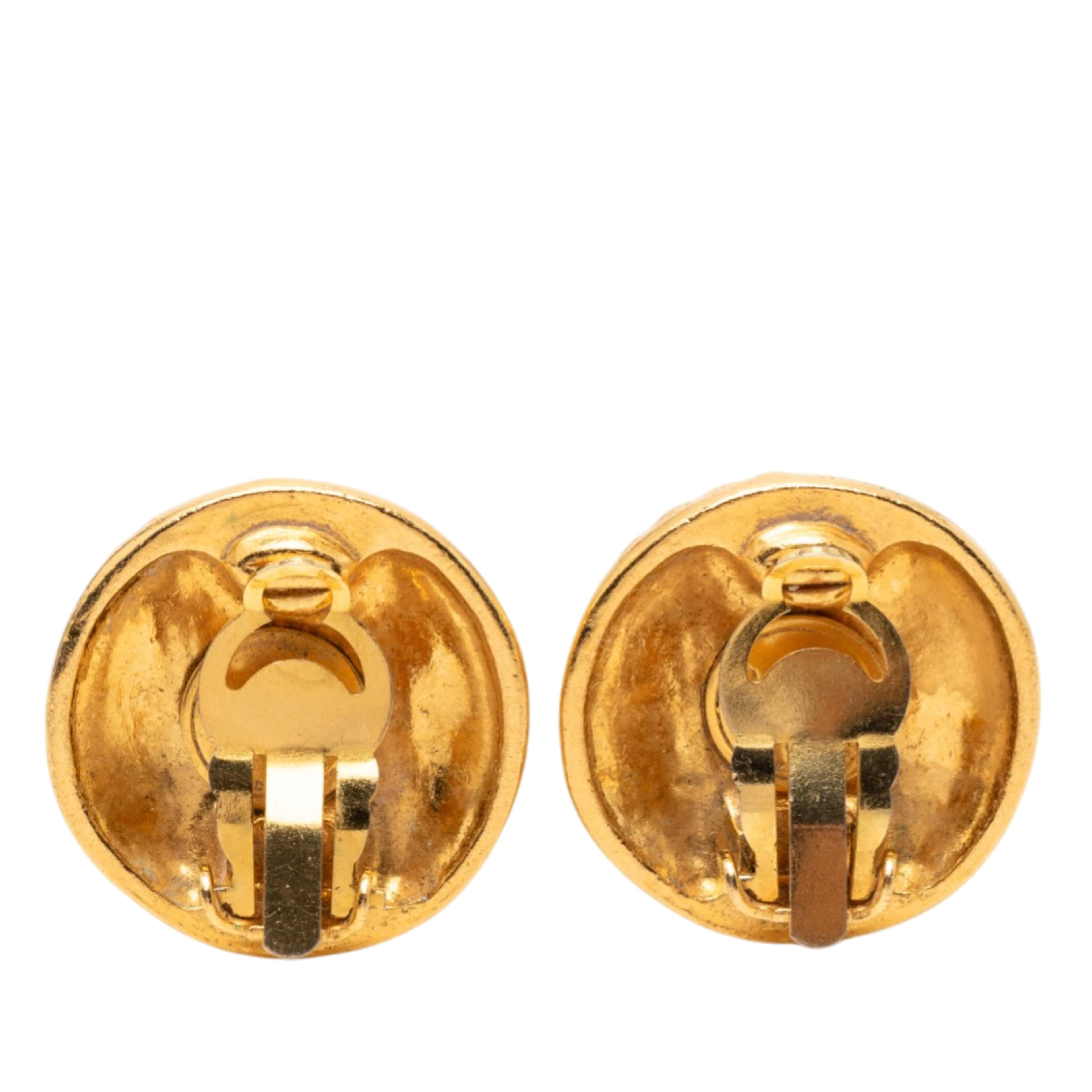Chanel Gold Plated Cc Round Clip On Earrings, från Luxclusif, i färgen gold. Klicka för att öppna bilden i stort format